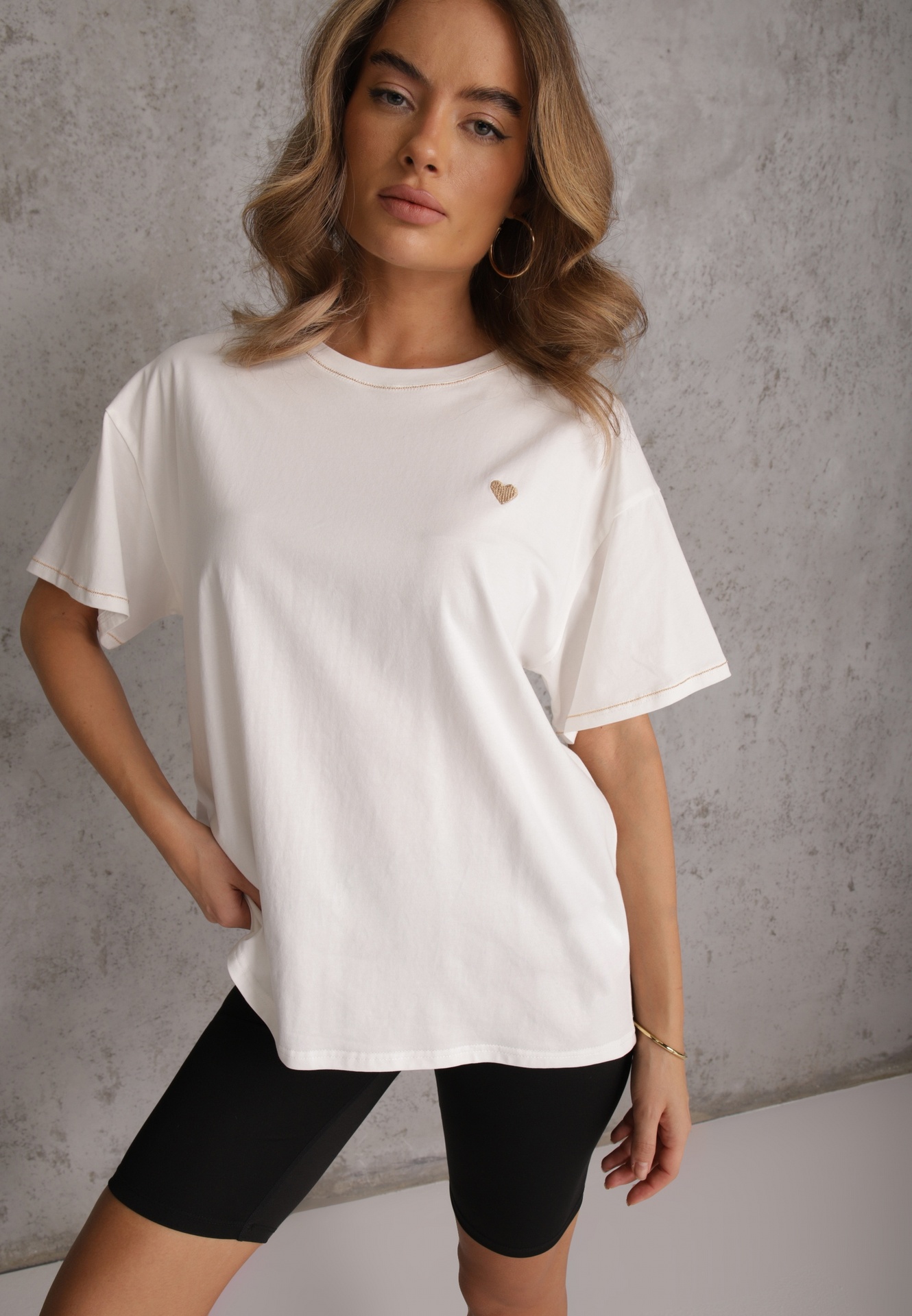 Tricou Alb din Bumbac cu Model Inimă și Lanț Carilnessa