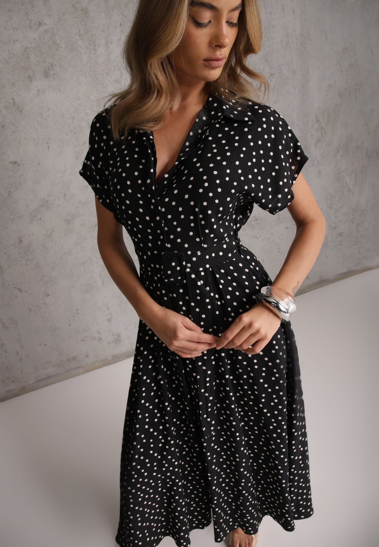 Rochie neagră din viscoză cu buline croi cămașă cu cordon legat Jynyra