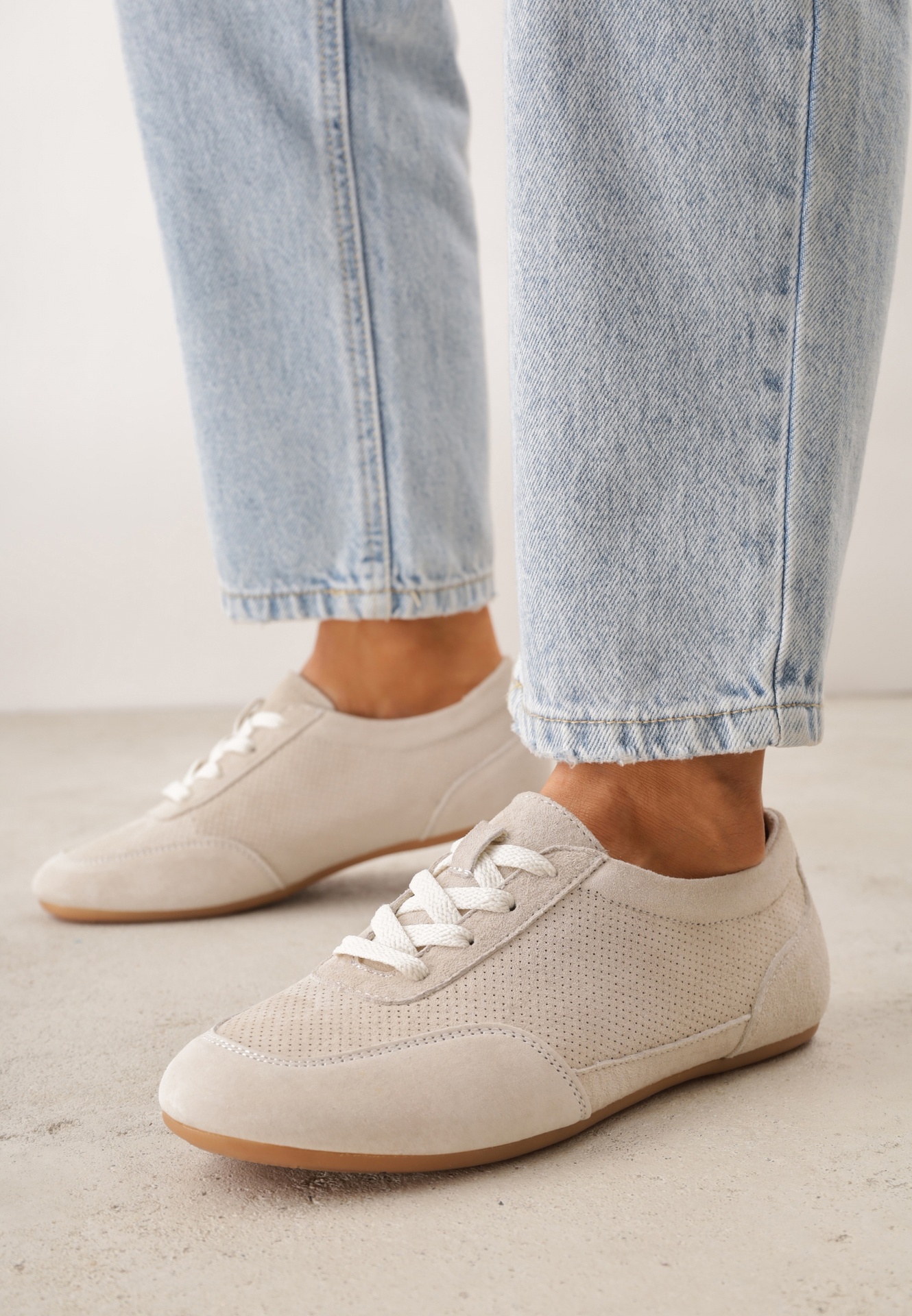 Sneakers bej Minimaliste din piele întoarsă cu branț din piele și perforații Zaehlisa