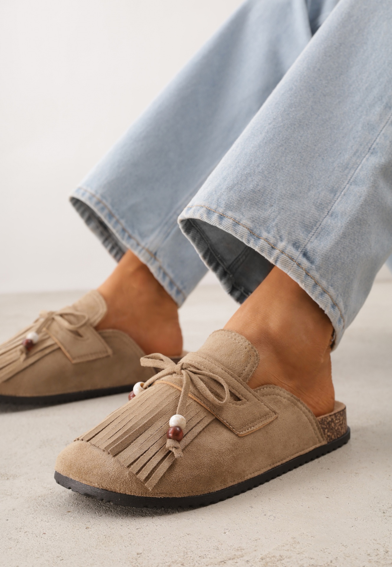 Papuci tip Mule Bej închis pe o talpă plată cu franjuri, fundă și mărgele Zinriara