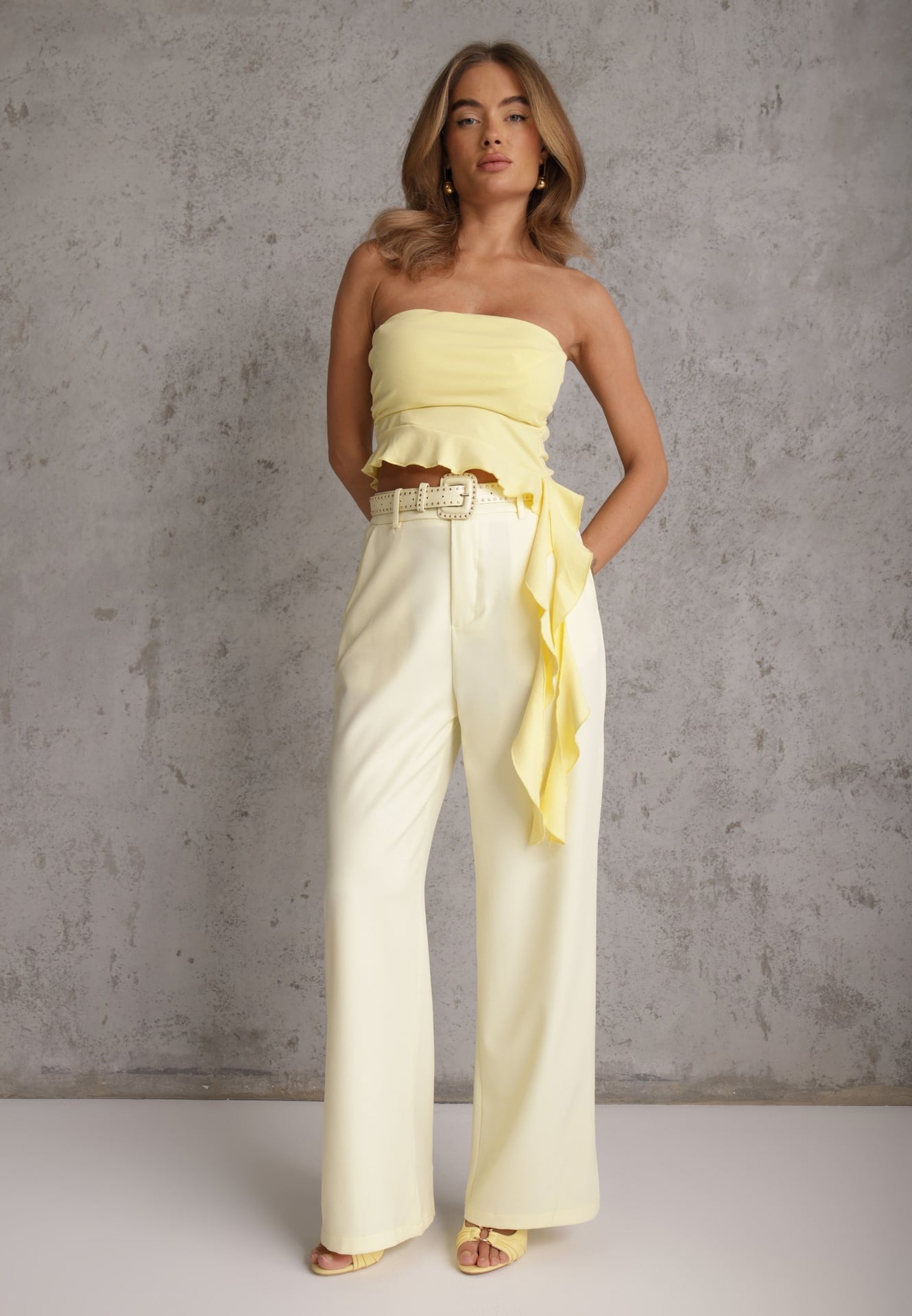 Pantaloni eleganți cu croială largă și curea decorativă Airia Galbeni
