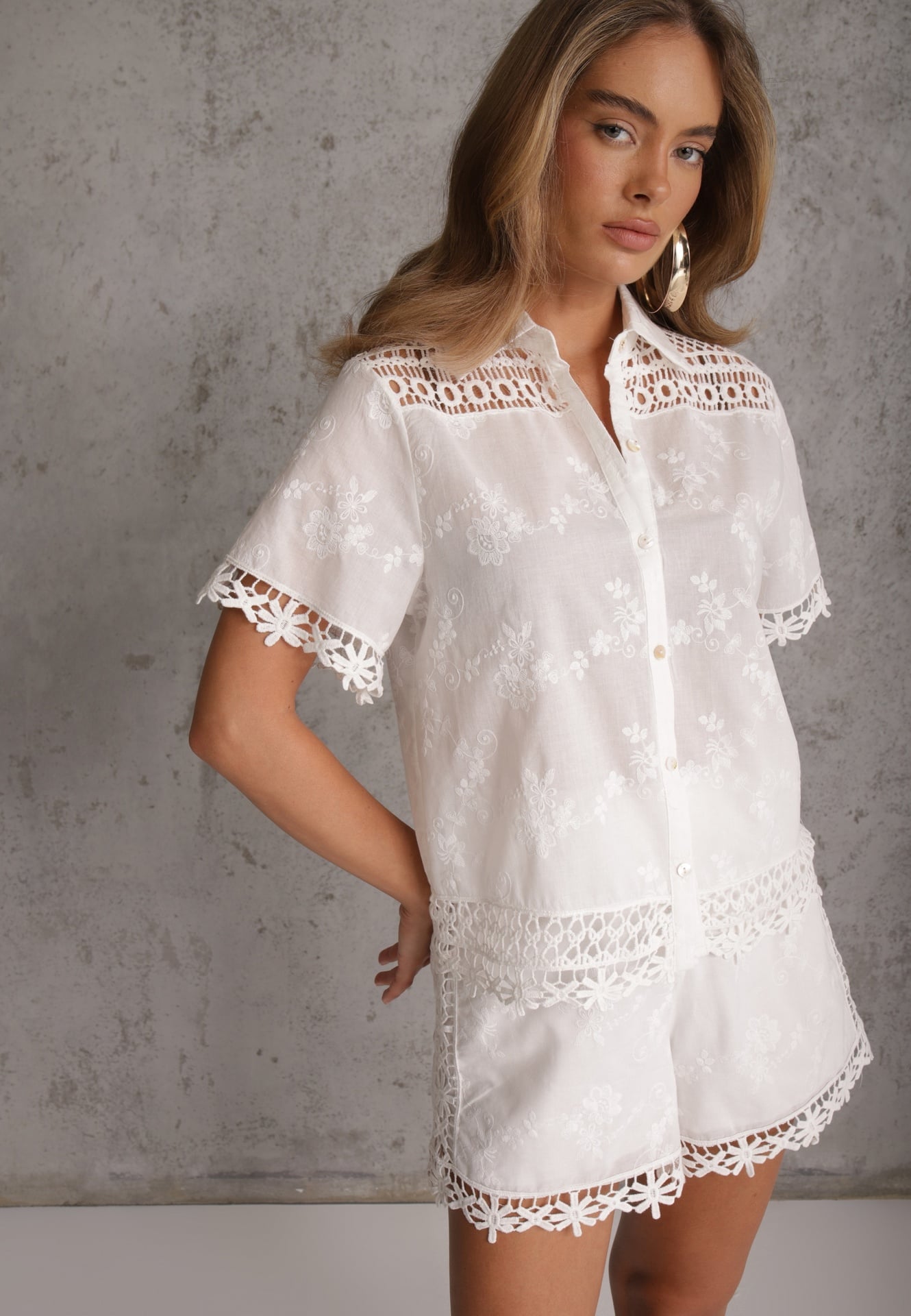 Set din bumbac cu broderie și model ajurat, cămașă și scurt Ollopea Alb