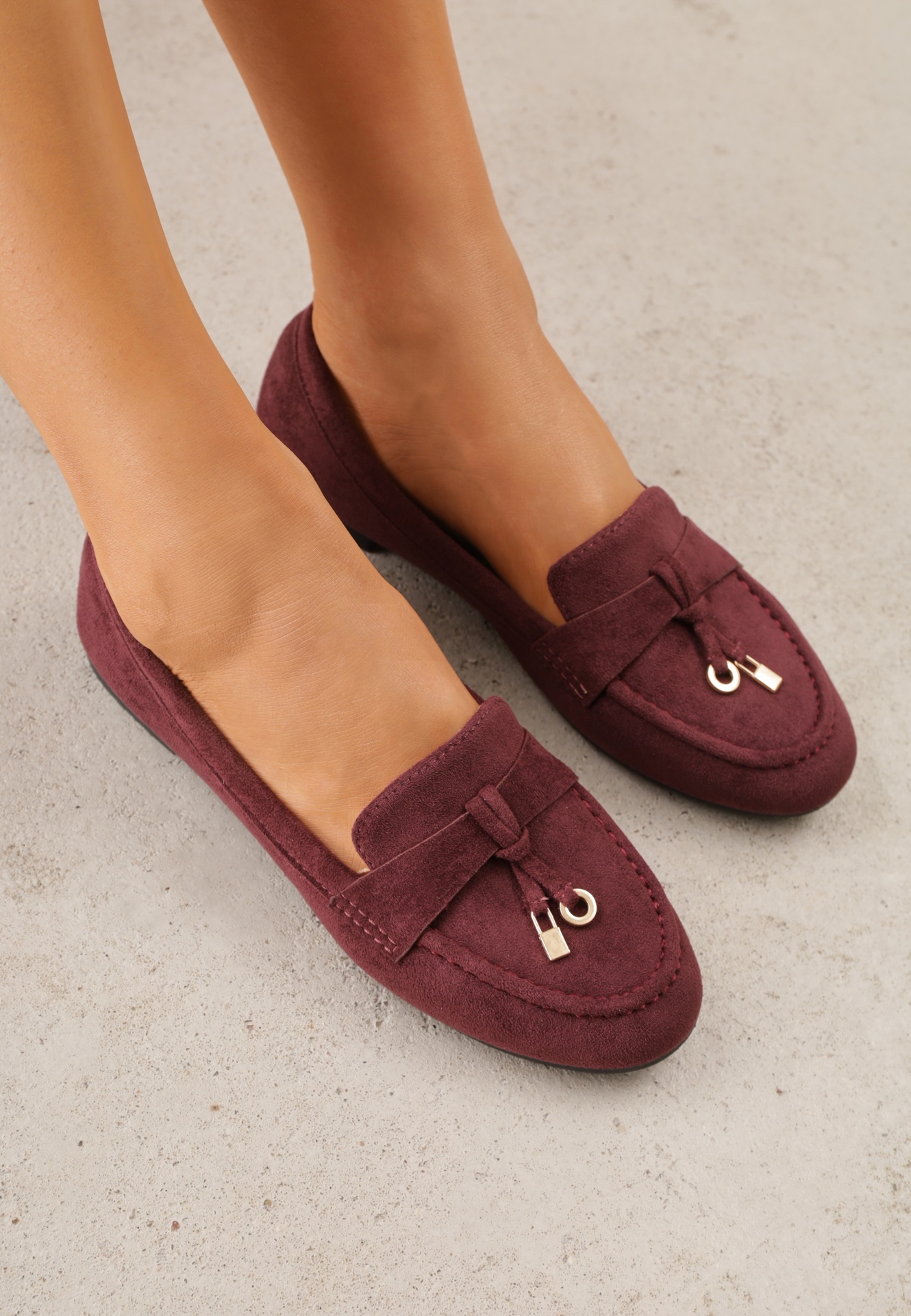 Mocasini Eunilla cu aplicații metalice decorative Bordo