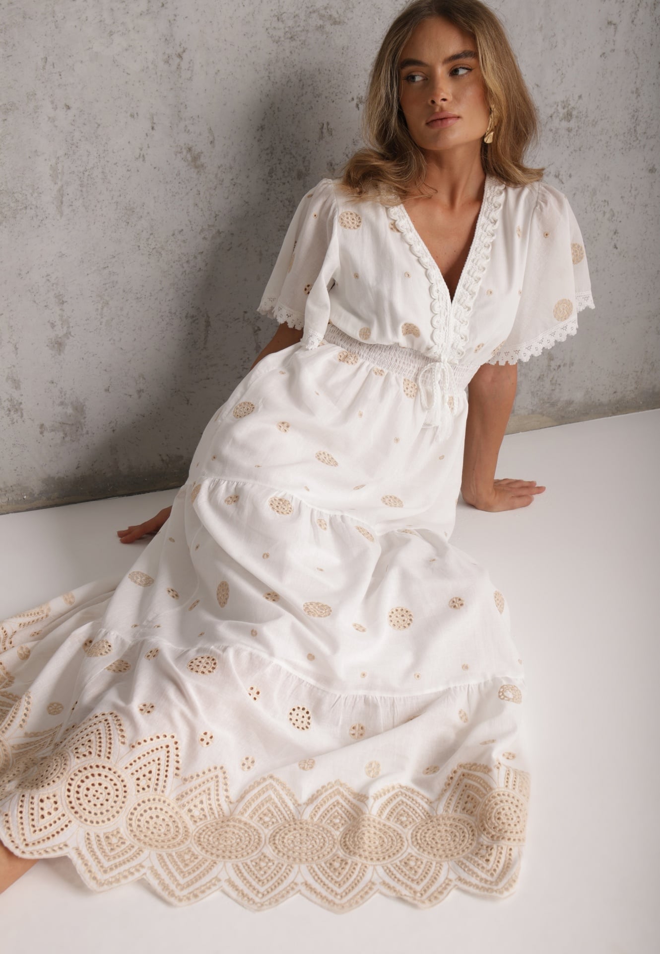 Rochie rustică din bumbac pentru vară, decorată cu broderie și ciucuri Damea Bej