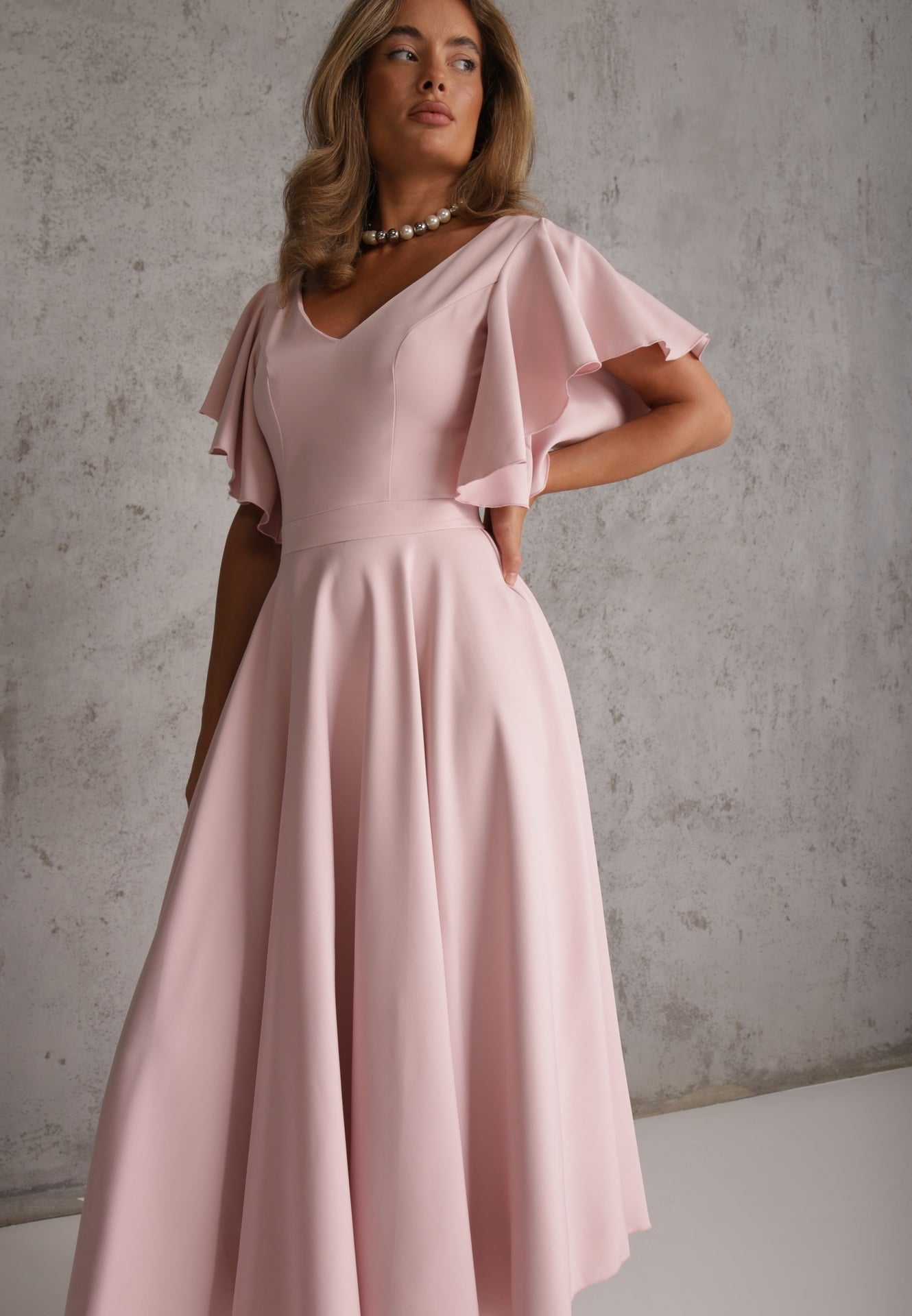 Rochie elegantă evazată decorată cu volane pe umeri Nessaza Roz