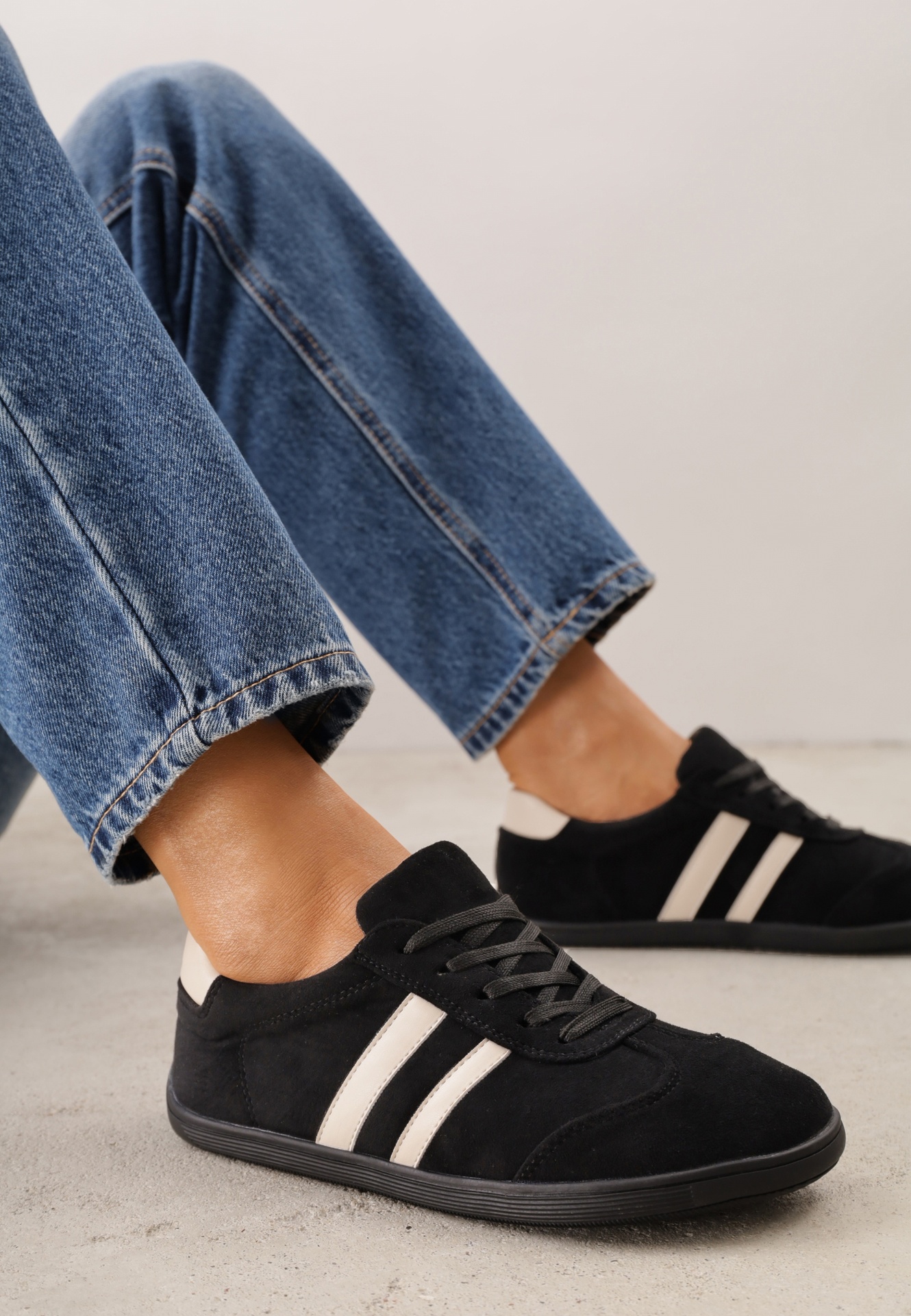 Sneakers barefoot cu vârf larg din imitație de piele întoarsă, decorate cu dungi Canne Negri