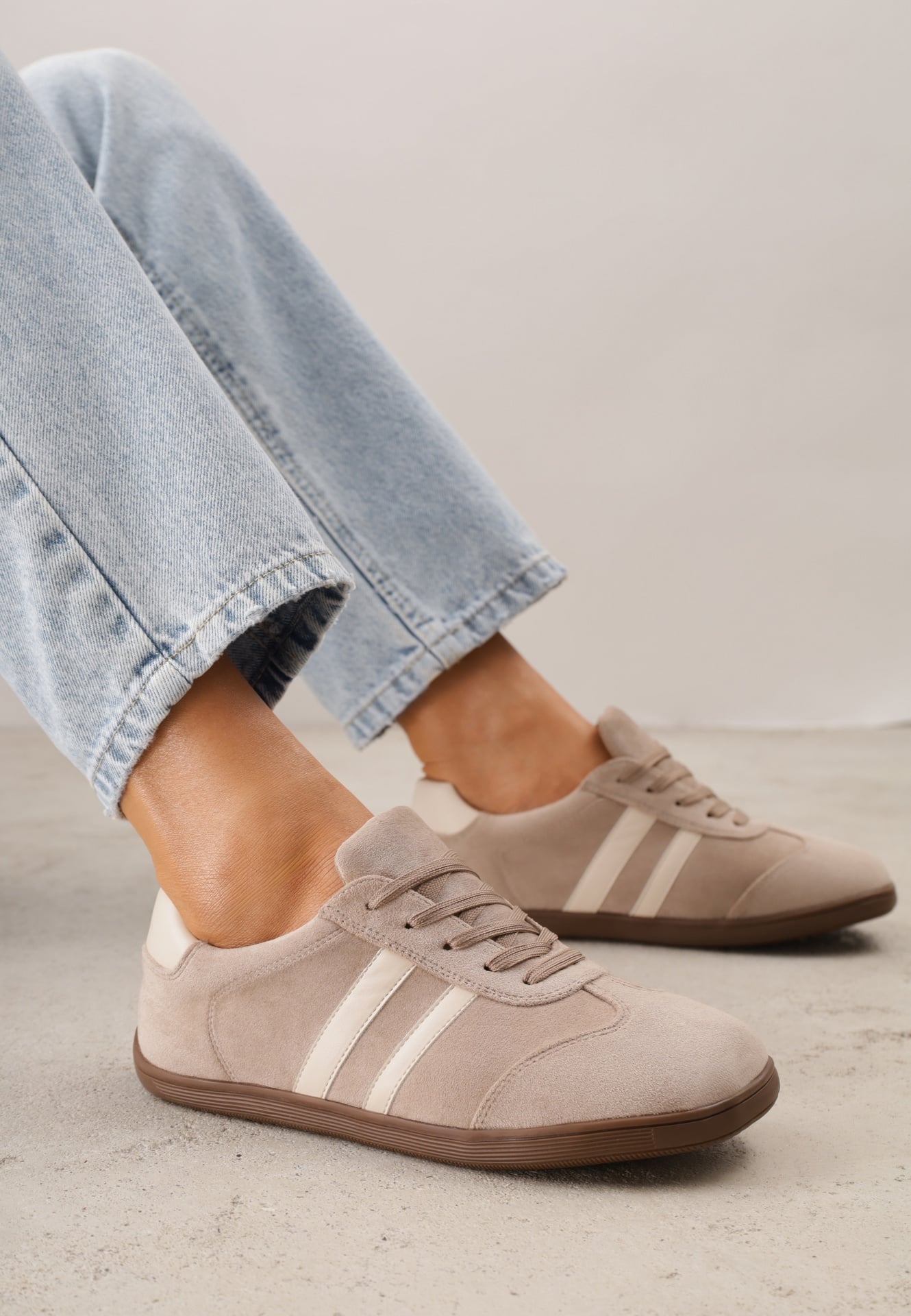 Sneakers barefoot cu vârf larg din imitație de piele întoarsă, decorate cu dungi Canne Bej închis