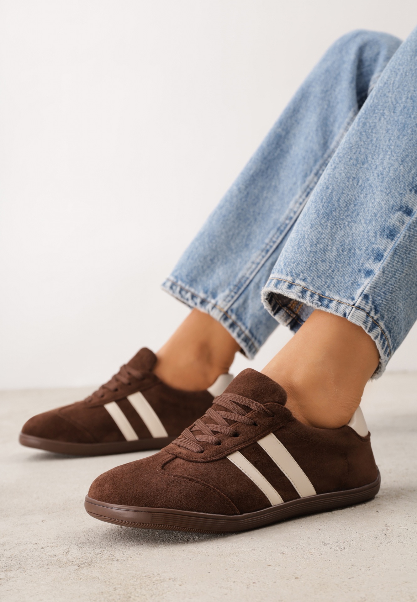 Sneakers barefoot cu vârf larg din imitație de piele întoarsă, decorate cu dungi Canne Maro