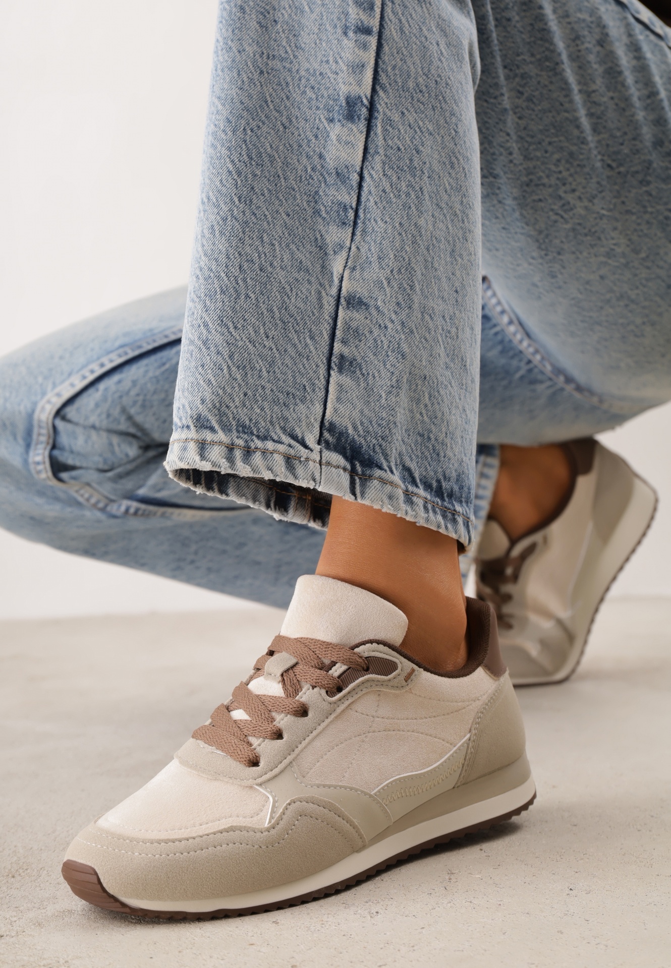 Sneakers Basic din imitație de piele întoarsă, decorate cu cusături Nethe Bej