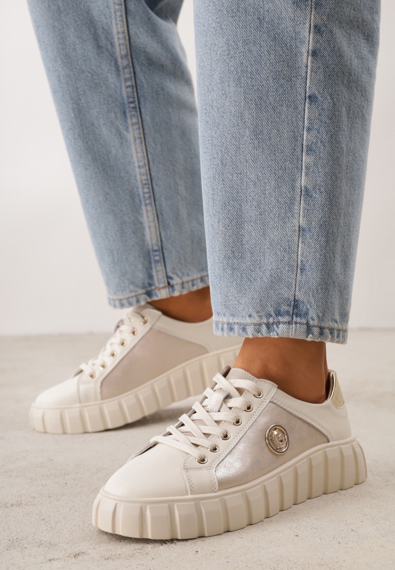 Sneakers din piele cu talpă chunky și inserții metalice Volla Bej cu auriu