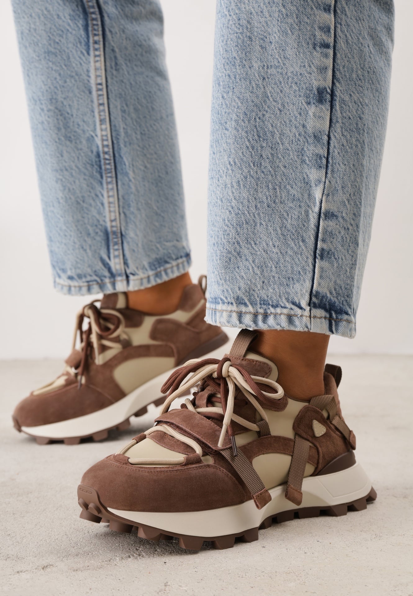 Sneakers chunky din piele întoarsă pe platformă, cu talpă aderentă și branț din piele Favusa Maro