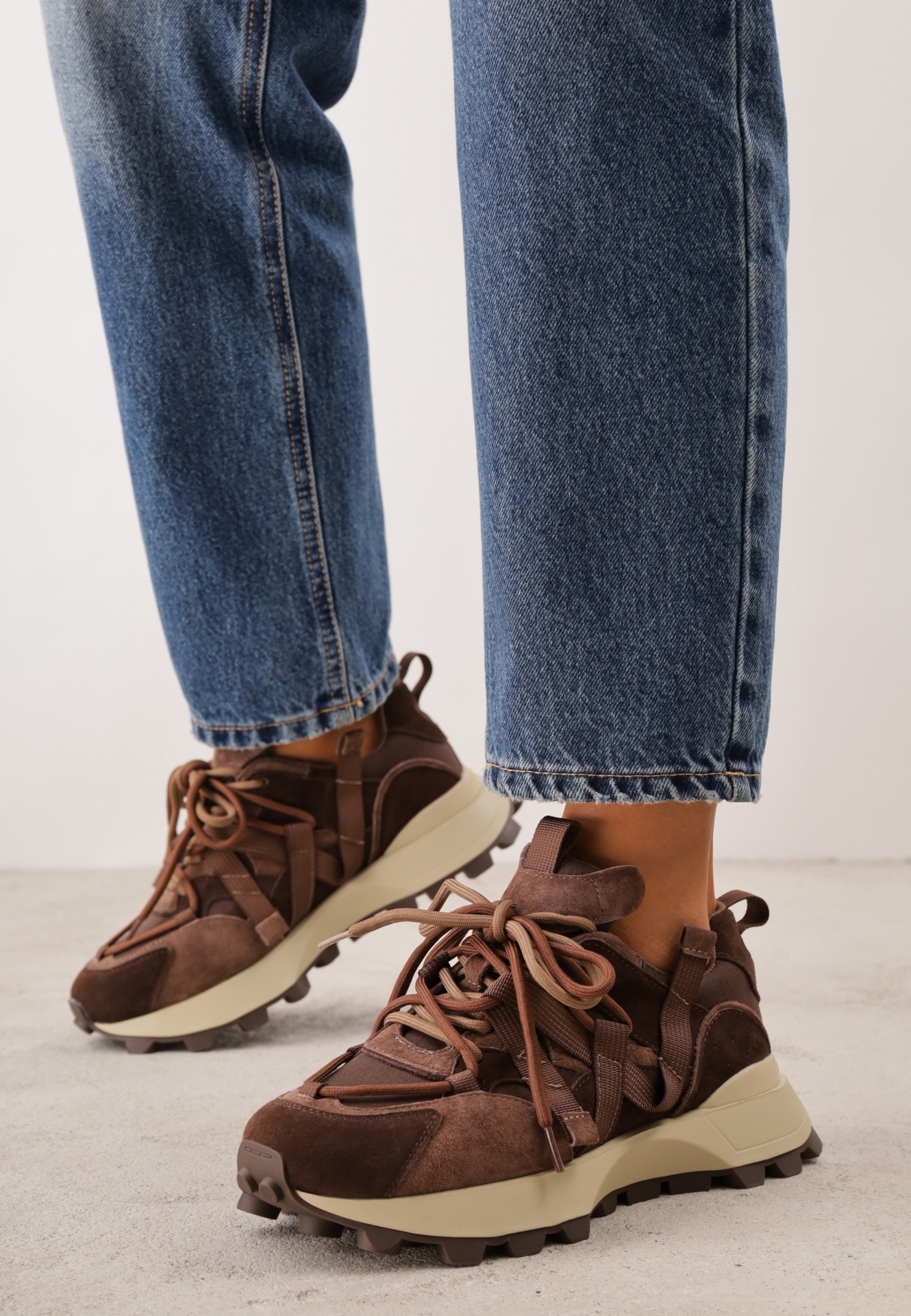 Sneakers chunky cu inserții din piele întoarsă, panglici și talpă profilată Oyesei Maro închis