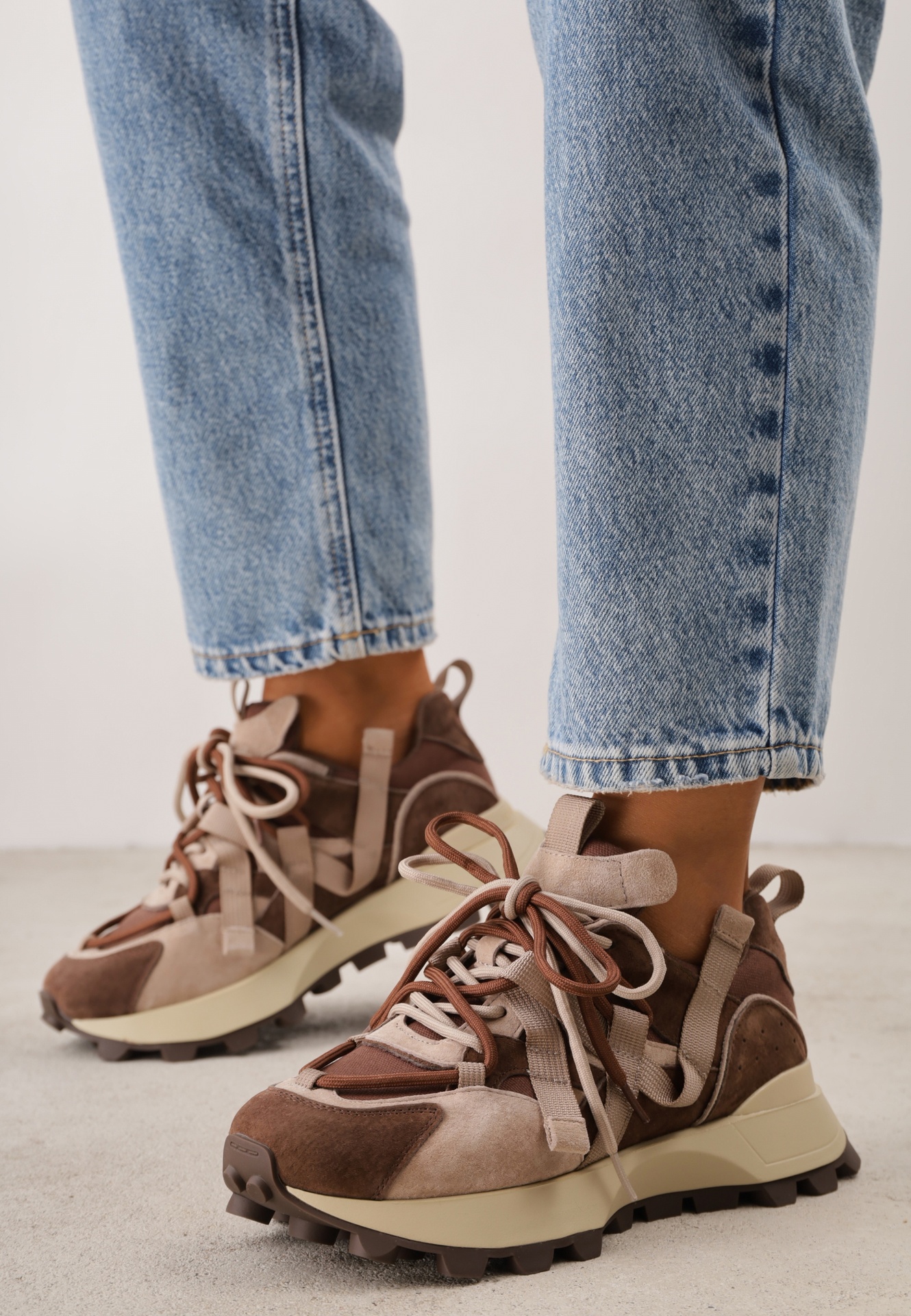 Sneakers chunky cu inserții din piele întoarsă, panglici și talpă profilată Oyesei Bej