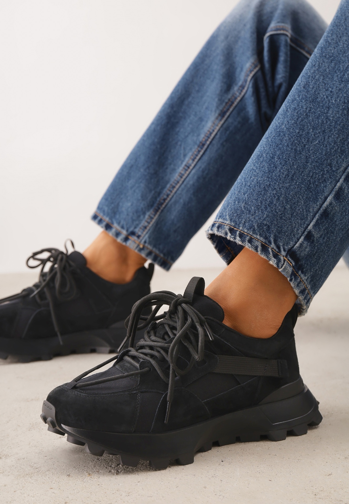Sneakers chunky din piele întoarsă cu tip cravată dublu și perforații Kildei Negri