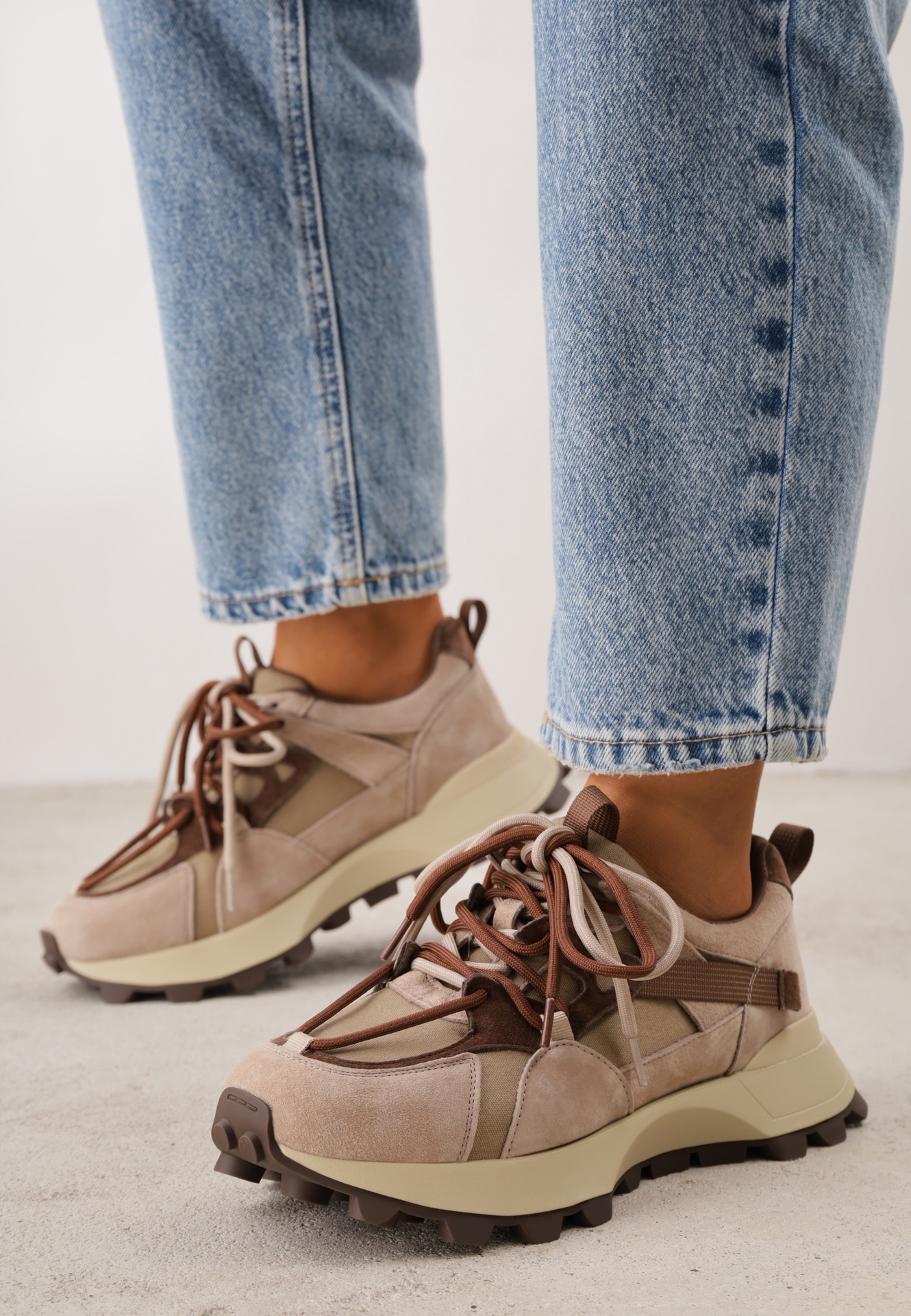 Sneakers chunky din piele întoarsă cu tip cravată dublu și perforații Kildei Bej