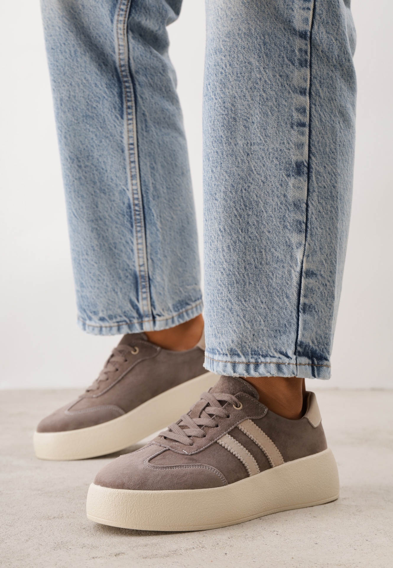 Sneakers retro tip tenis pe platformă din piele întoarsă naturală Noanela Maro