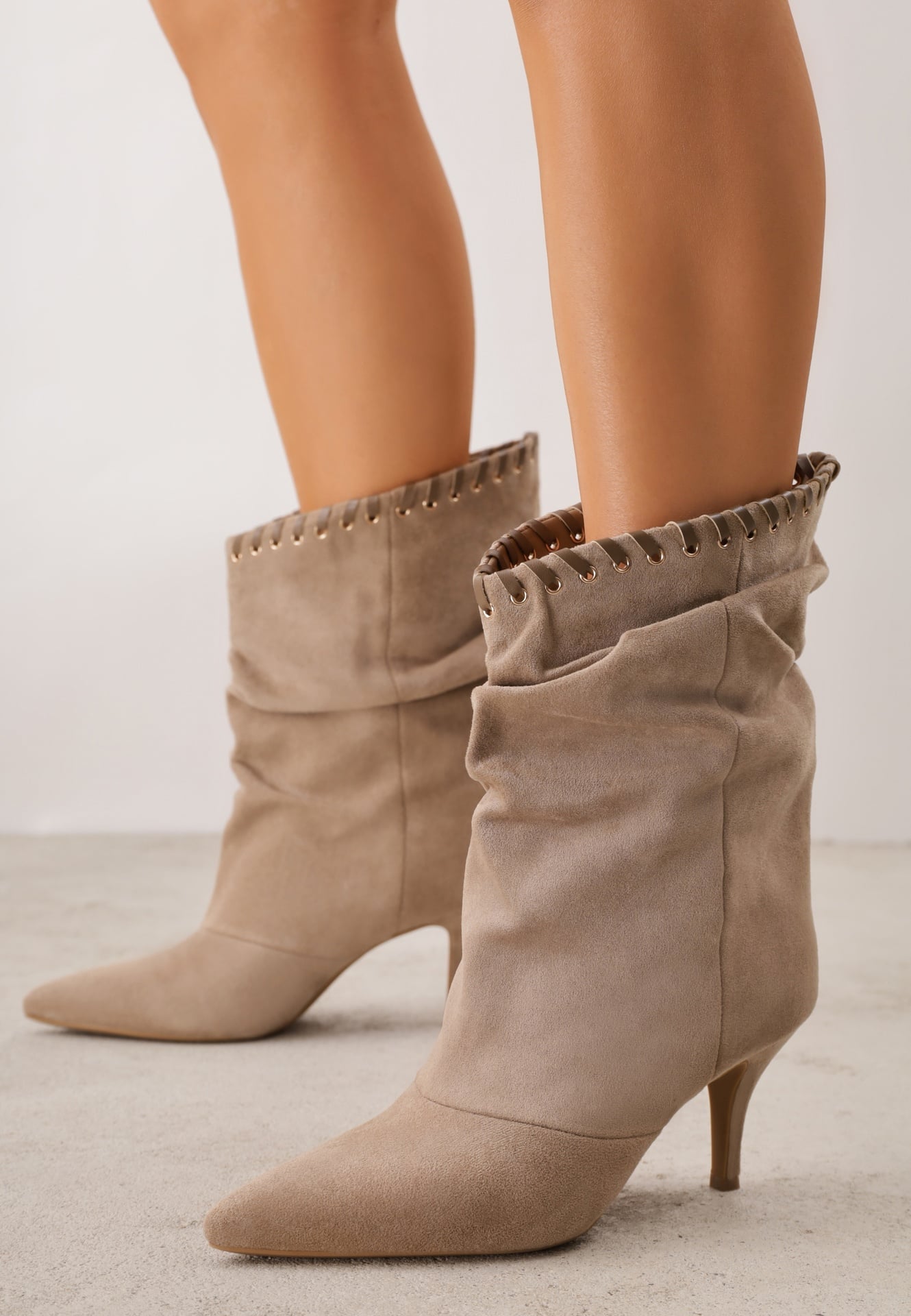 Botine Slouchy cu toc stiletto din imitație de piele întoarsă, cu ochiuri metalice decorative Tallie Bej închis