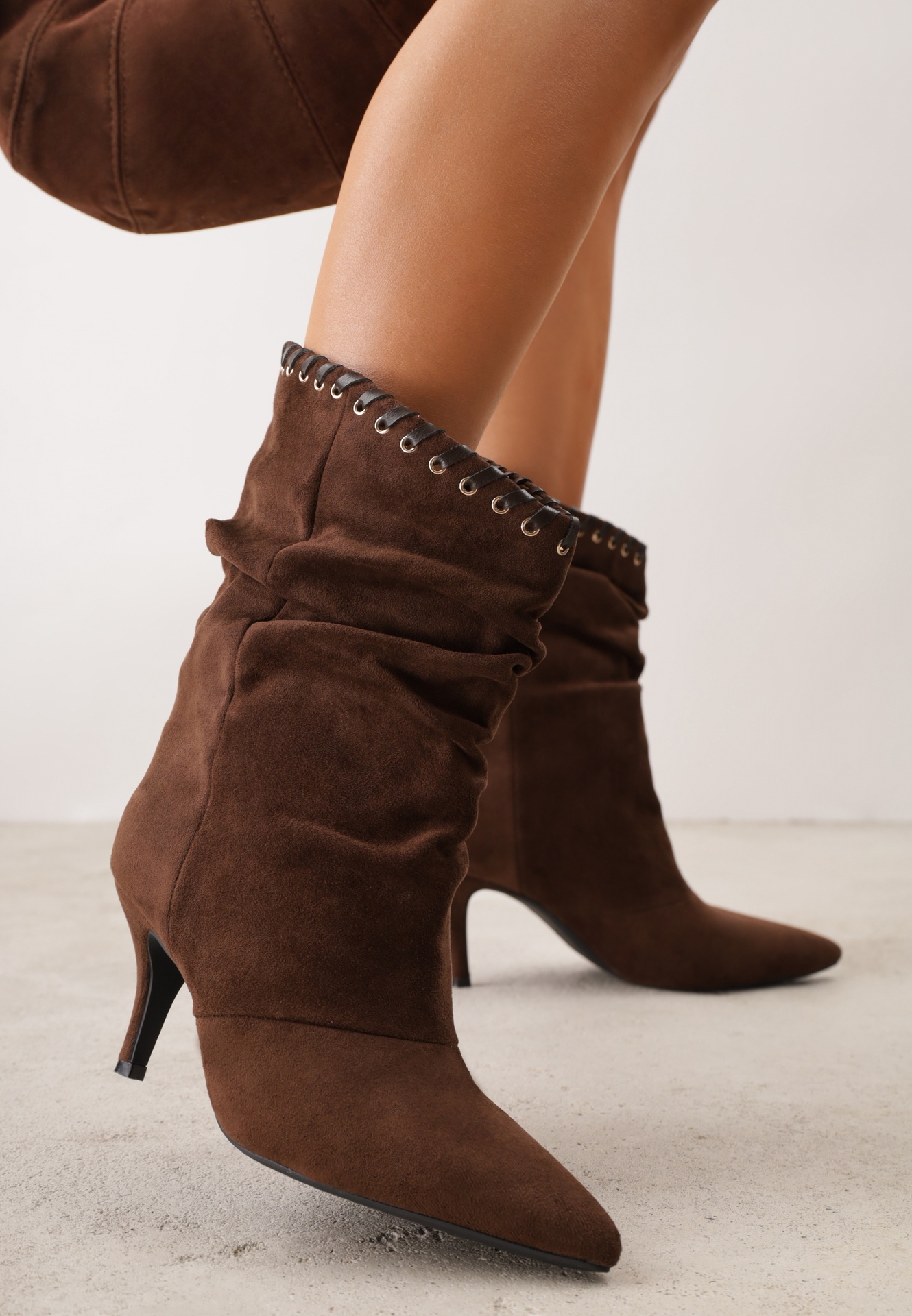 Botine Slouchy cu toc stiletto din imitație de piele întoarsă, cu ochiuri metalice decorative Tallie Maro