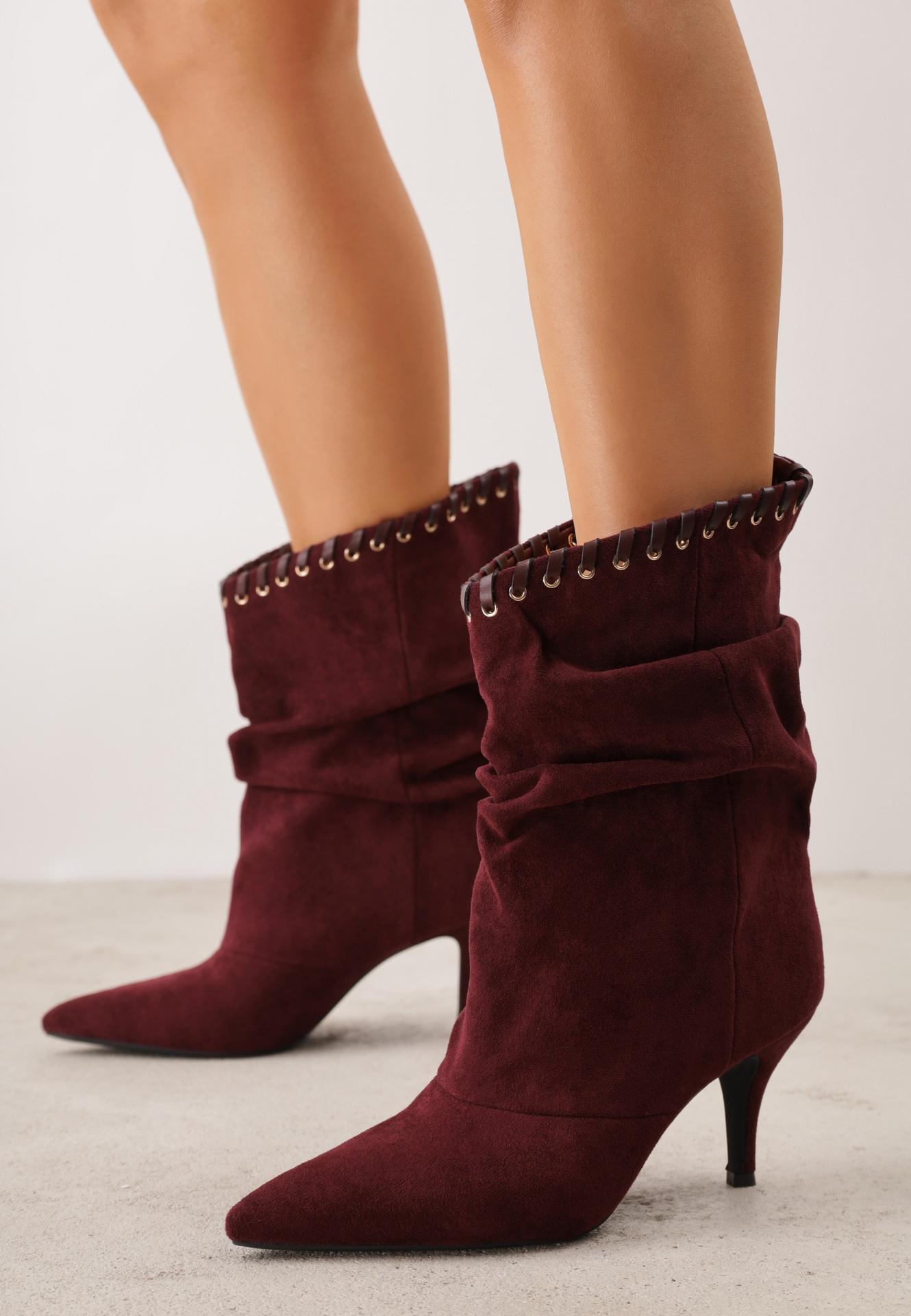 Botine Slouchy cu toc stiletto din imitație de piele întoarsă, cu ochiuri metalice decorative Tallie Bordo