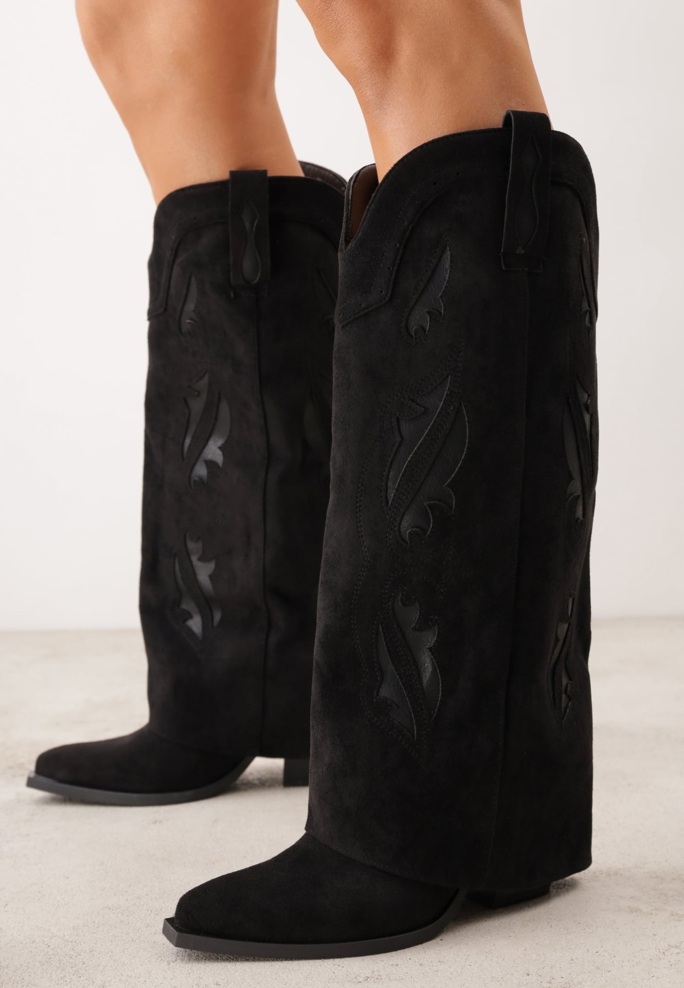 Cizme tip cowboy cu carâmb ce imită piciorul, decorate cu decupaje ajurate Nilmi Negre