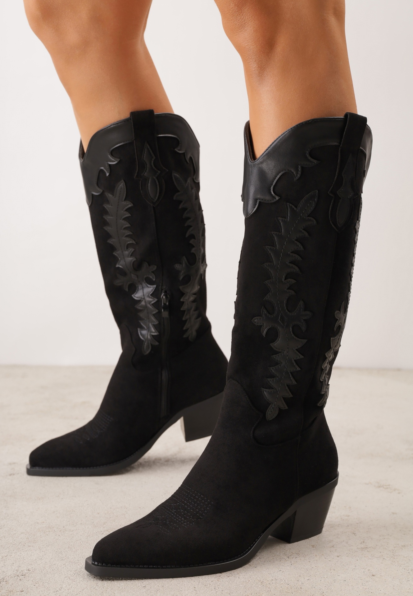 Cizme în stil cowboy pe toc conic cu broderii și embosări Clila Negre