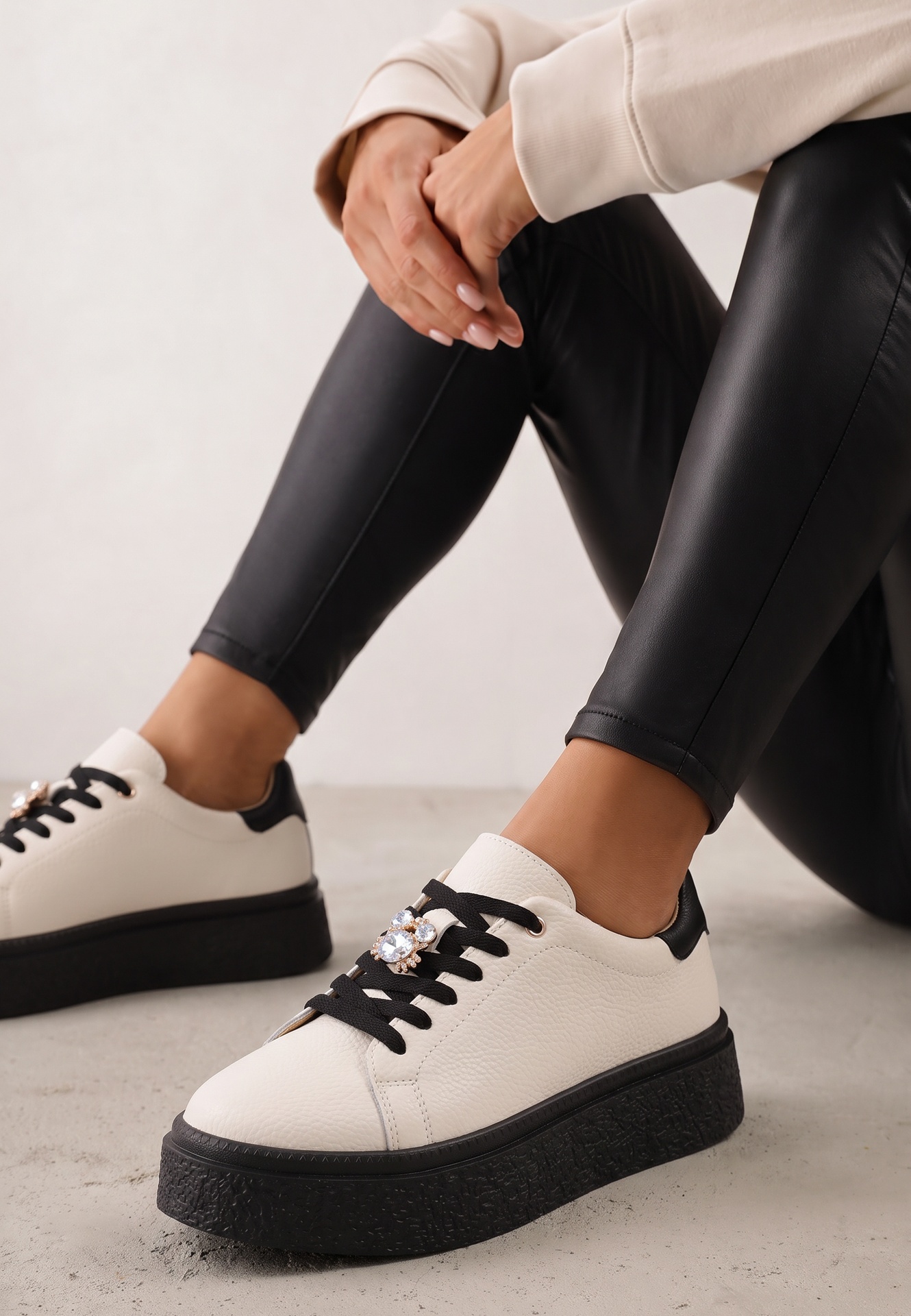 Sneakers minimaliste din piele pe platformă cu aplicație cu strasuri Gorisa Bej cu negru
