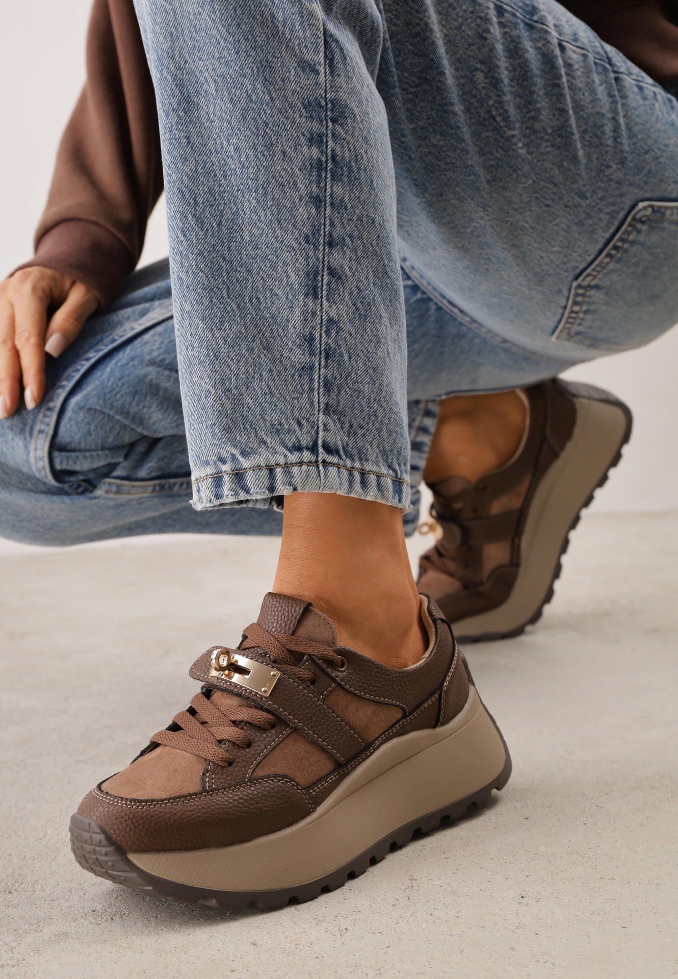 Sneakers din piele naturală pe platformă, cu închidere metalică Jeannine Maro