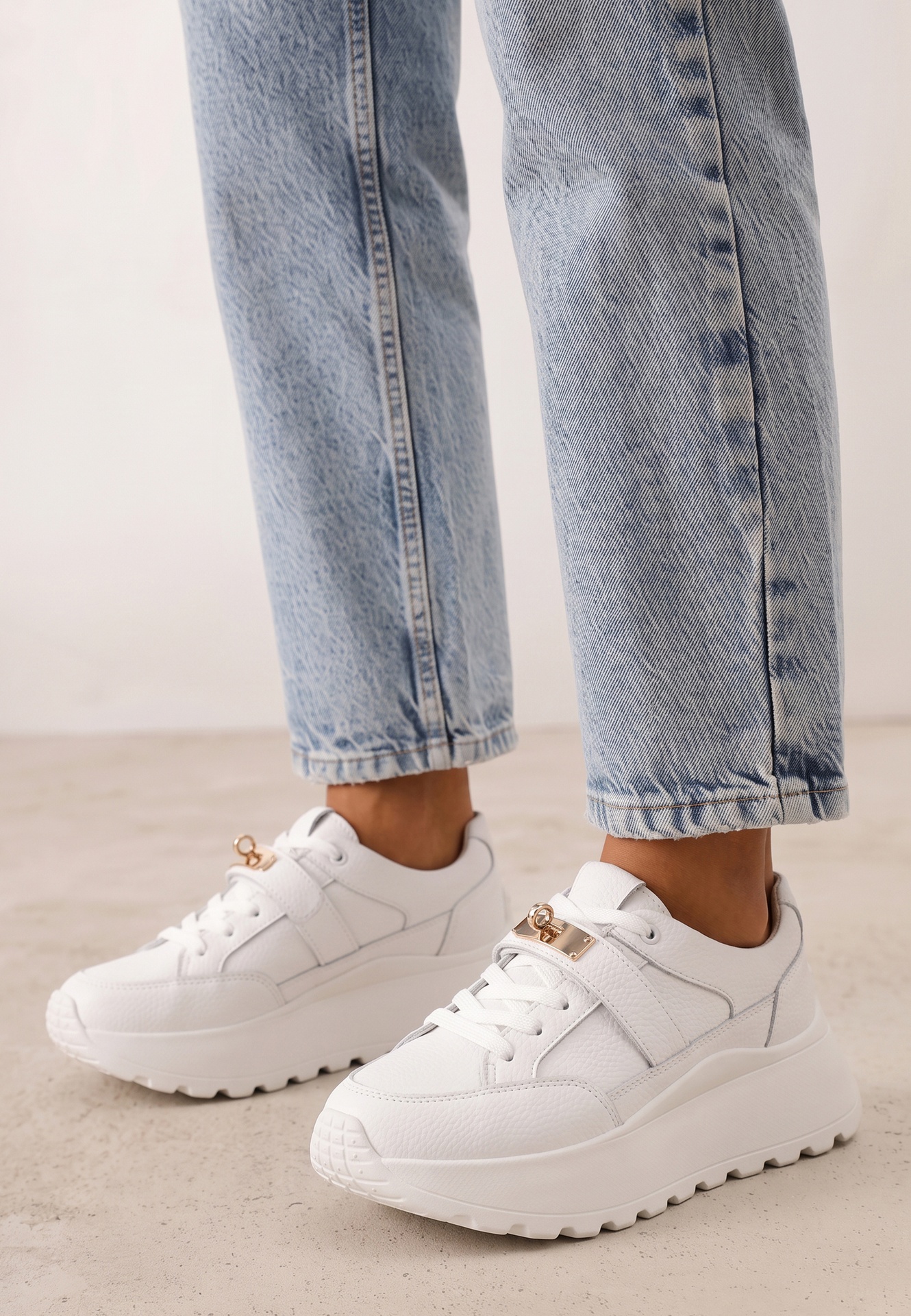 Sneakers din piele naturală pe platformă, cu închidere metalică Jeannine Albi