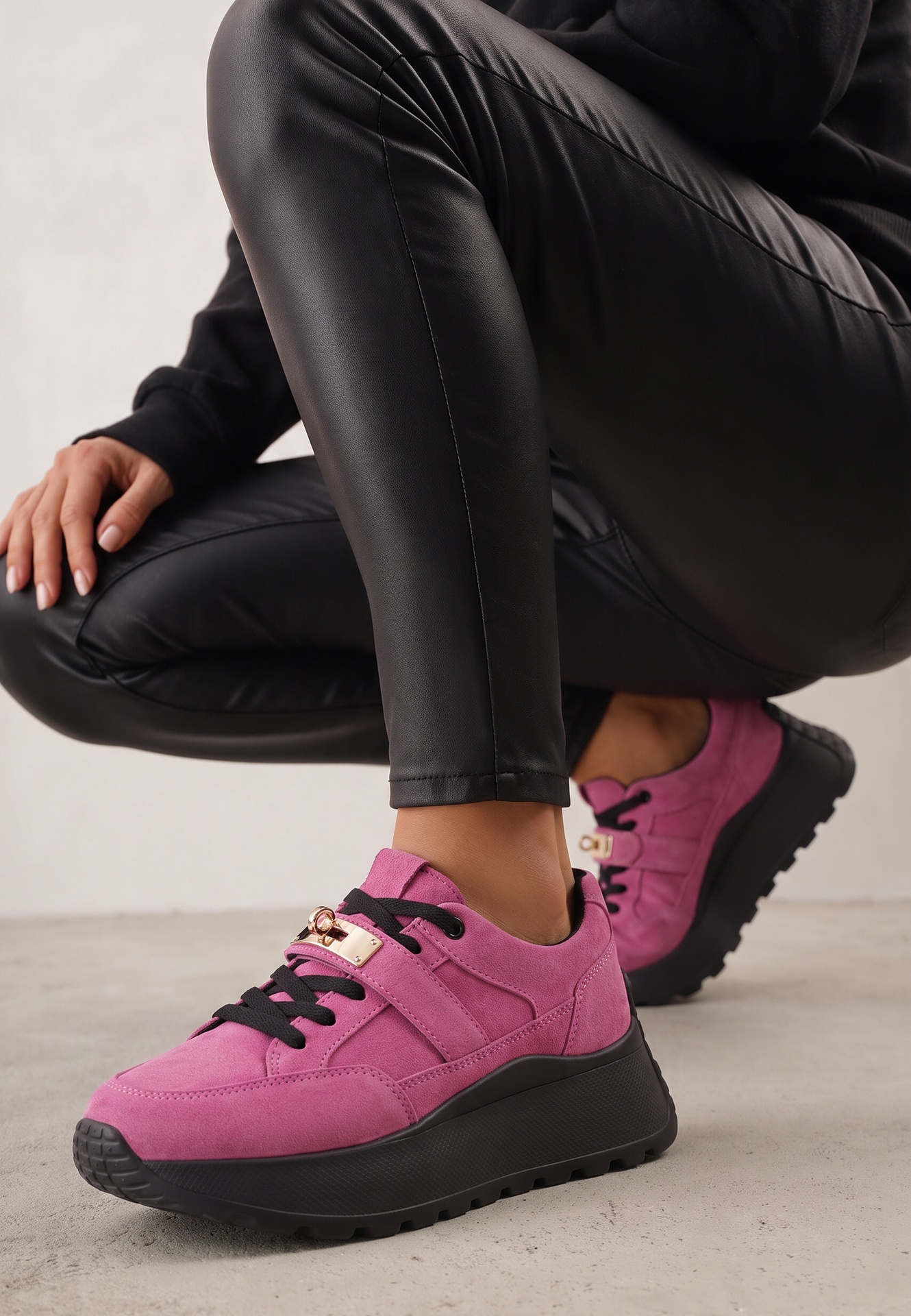 Sneakers din piele naturală pe platformă, cu închidere metalică Jeannine Mov
