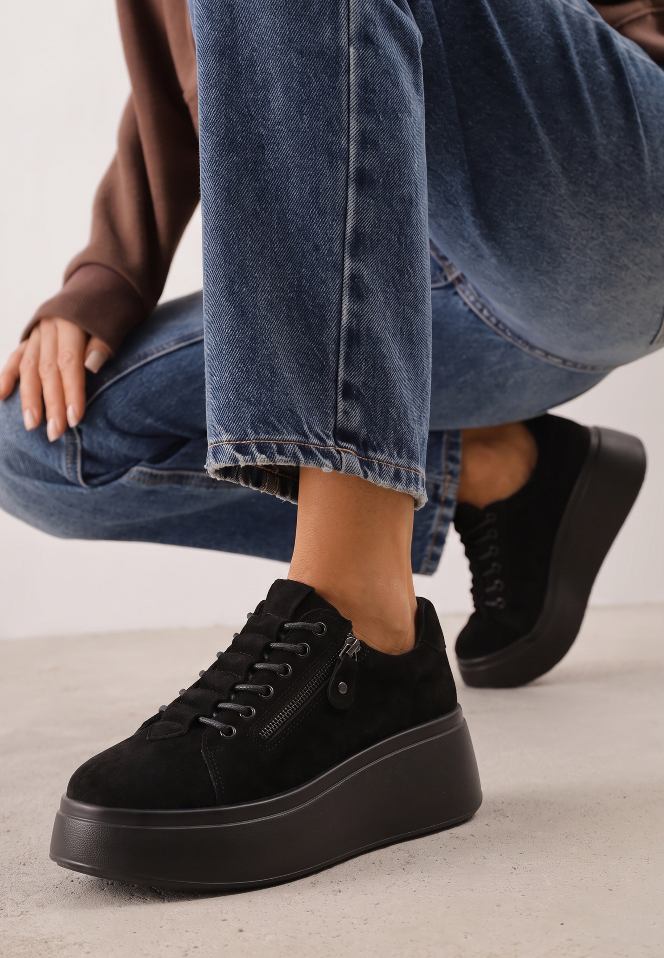 Sneakers pe platformă din piele întoarsă naturală cu fermoar lateral Nisoe Negri