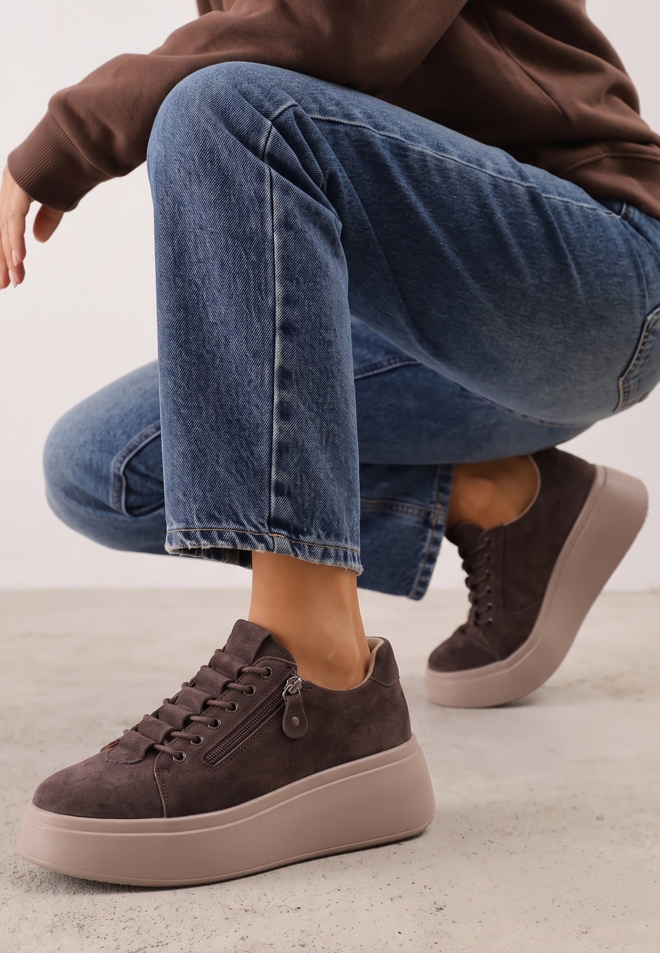Sneakers pe platformă din piele întoarsă naturală cu fermoar lateral Nisoe Maro