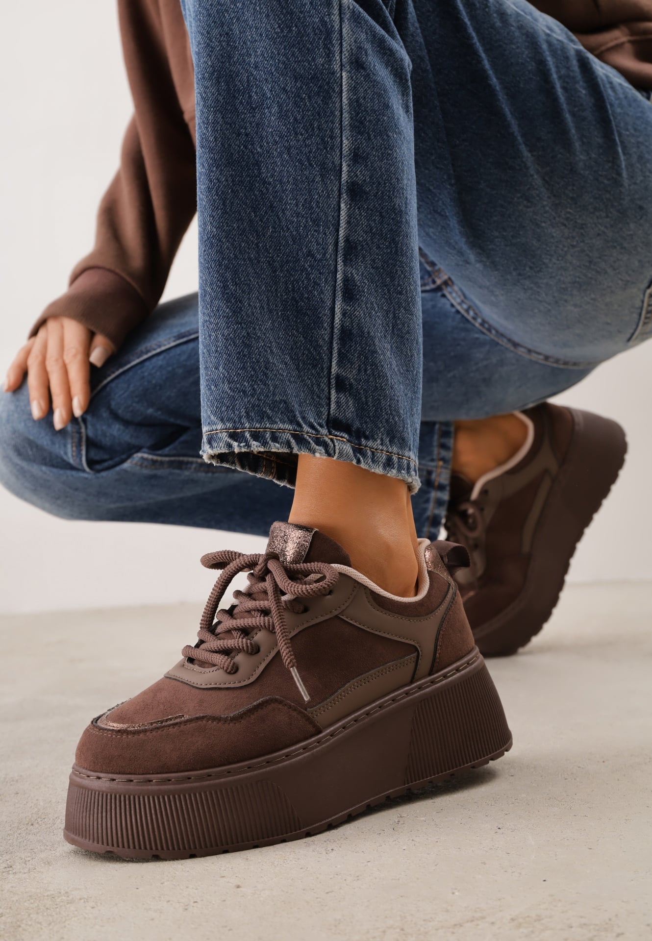Sneakers cu inserții cu textură de piele întoarsă pe platformă groasă Tile Maro