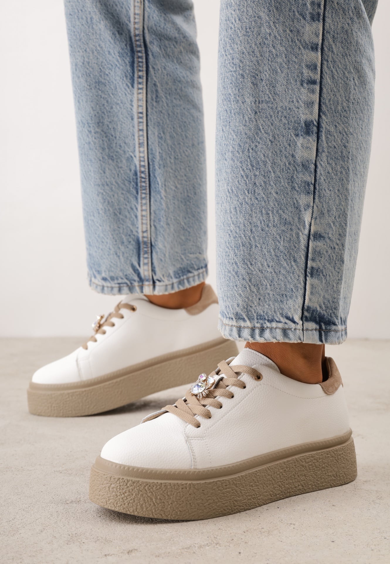 Sneakers minimaliste din piele pe platformă cu aplicație cu strasuri Gorisa Alb cu bej