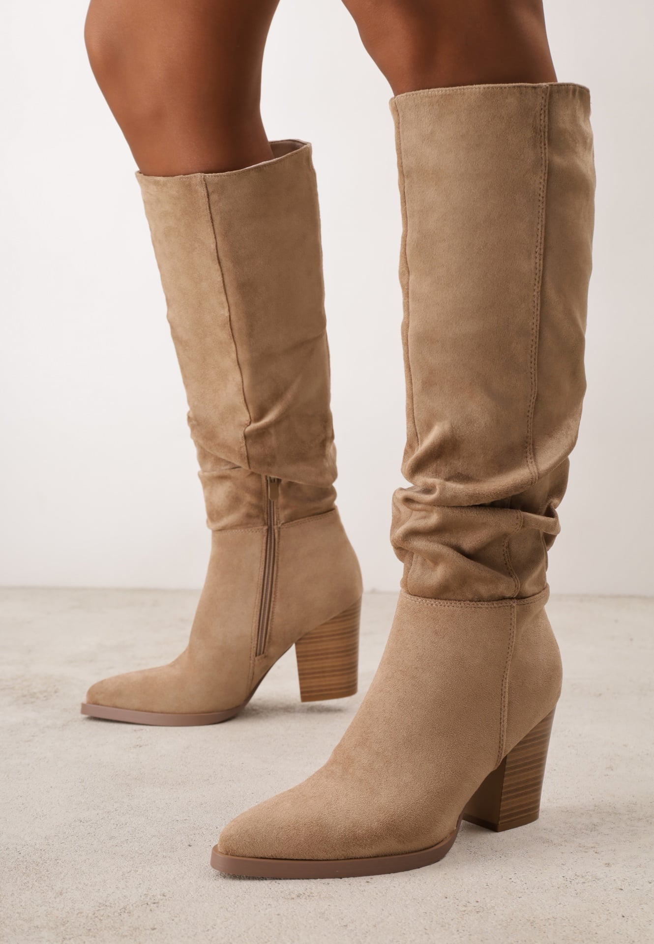 Cizme din eco-suede cu toc gros și carâmb decorativ încrețit Reaelora Bej