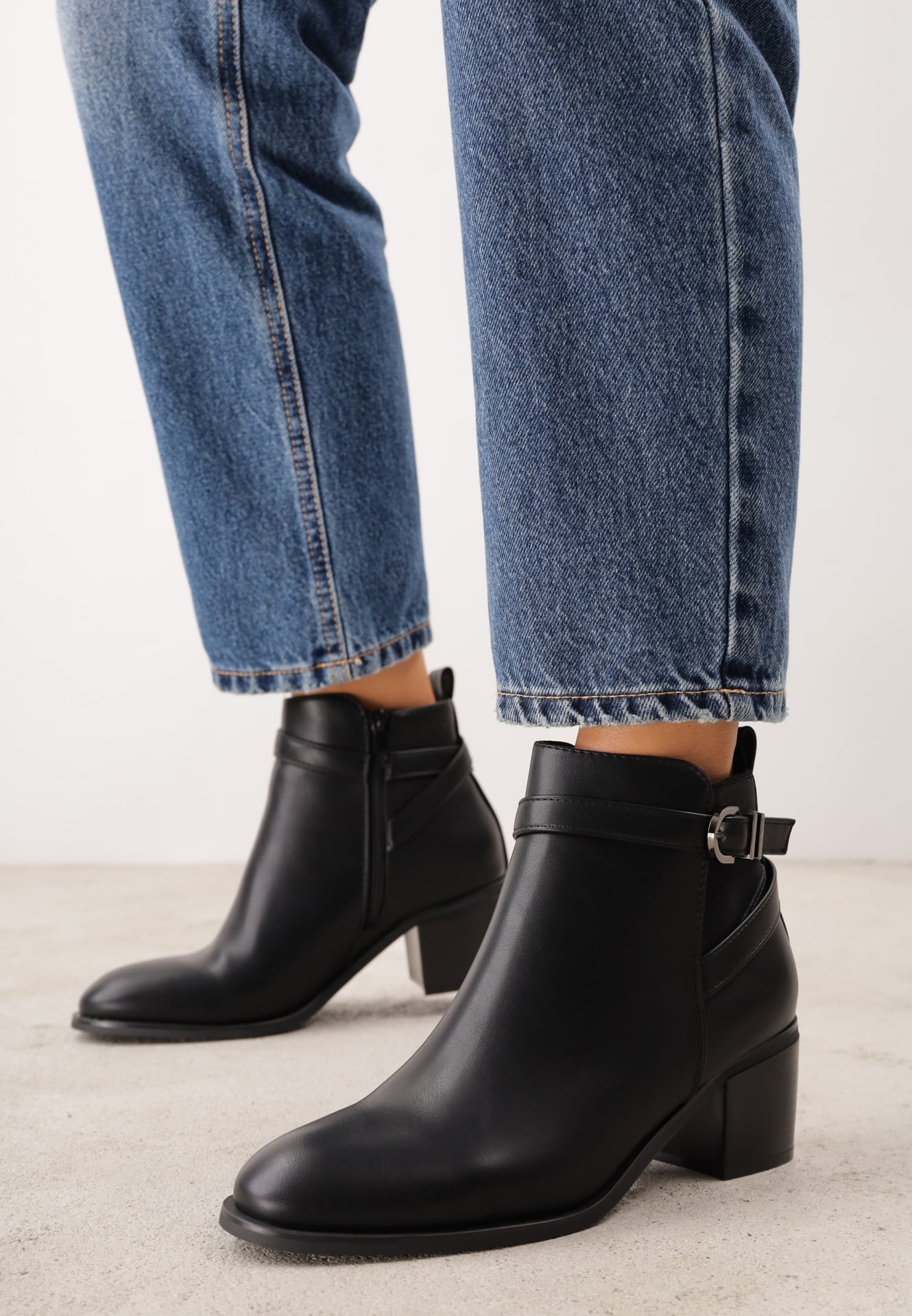 Botine cu toc jos, curelușă cu cataramă și inserție elastică Afomia Negre