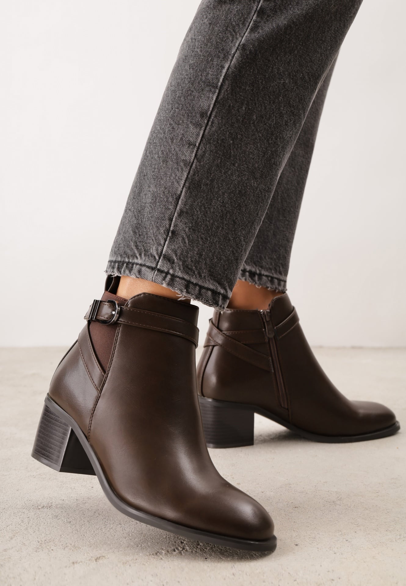 Botine cu toc jos, curelușă cu cataramă și inserție elastică Afomia Maro