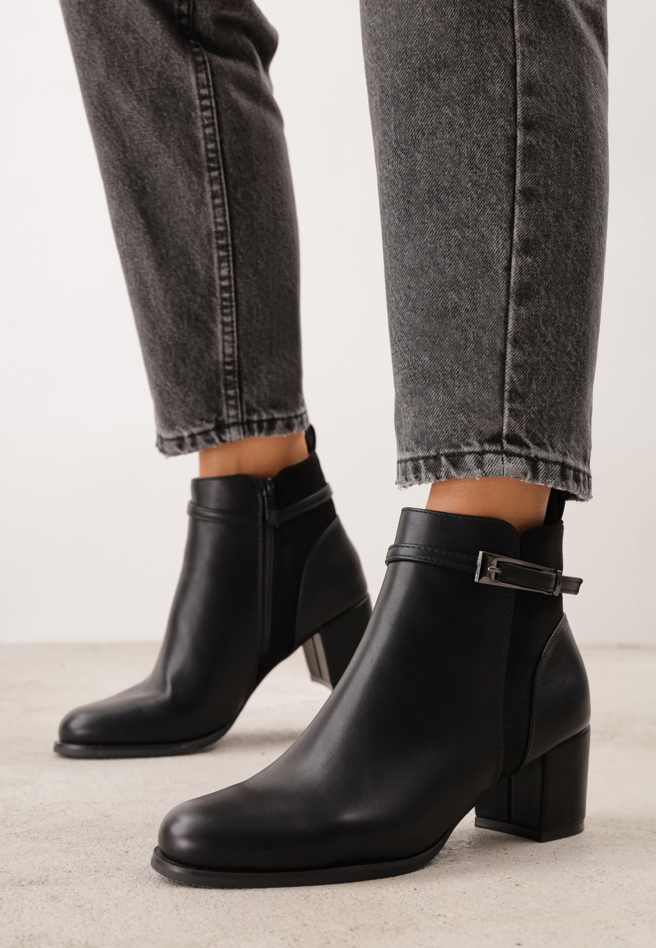 Botine clasice pe toc gros, decorate cu o curea elegantă cu cataramă Henrisa Negre
