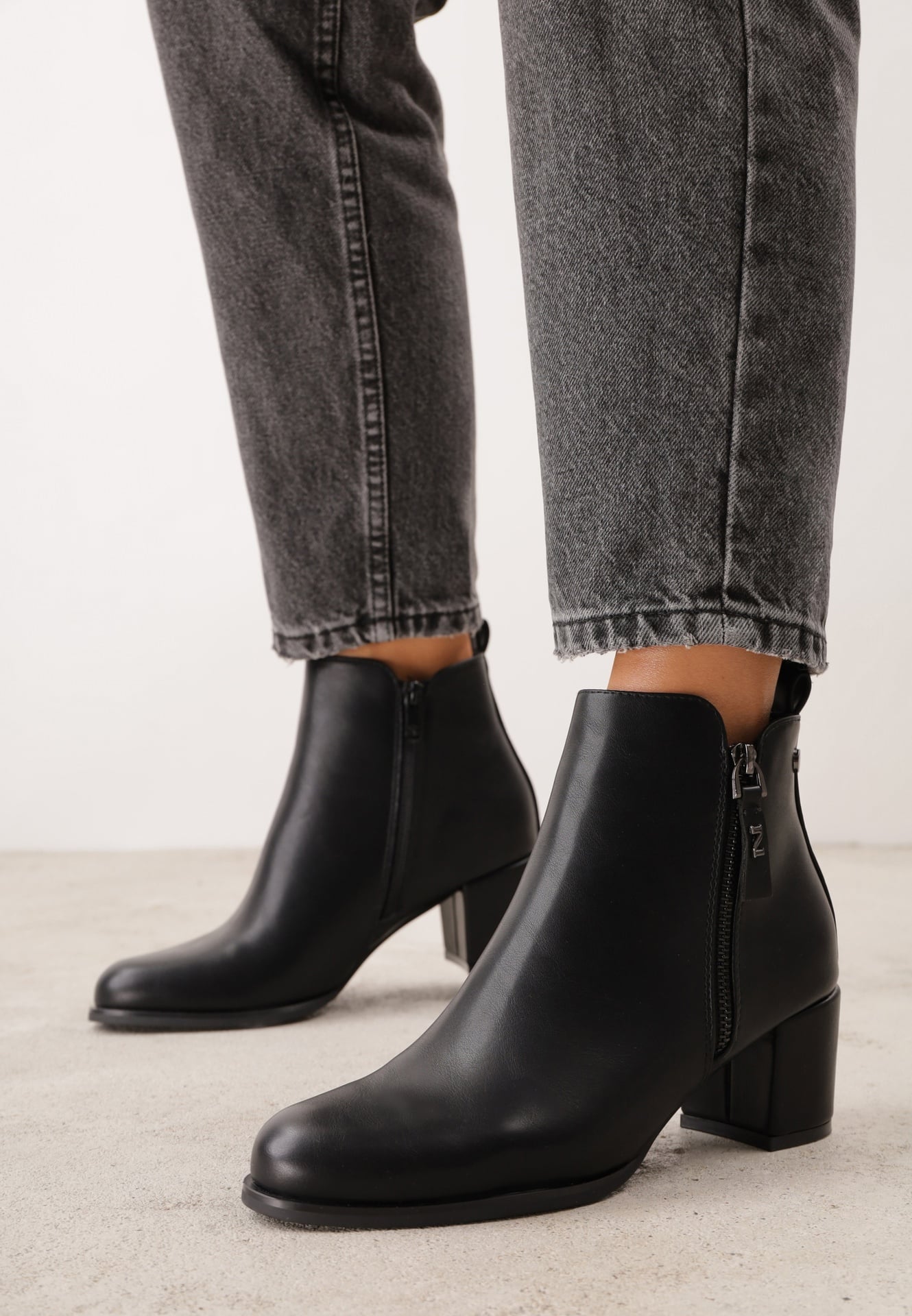 Botine joase cu toc gros și fermoar decorativ Joceline Negre