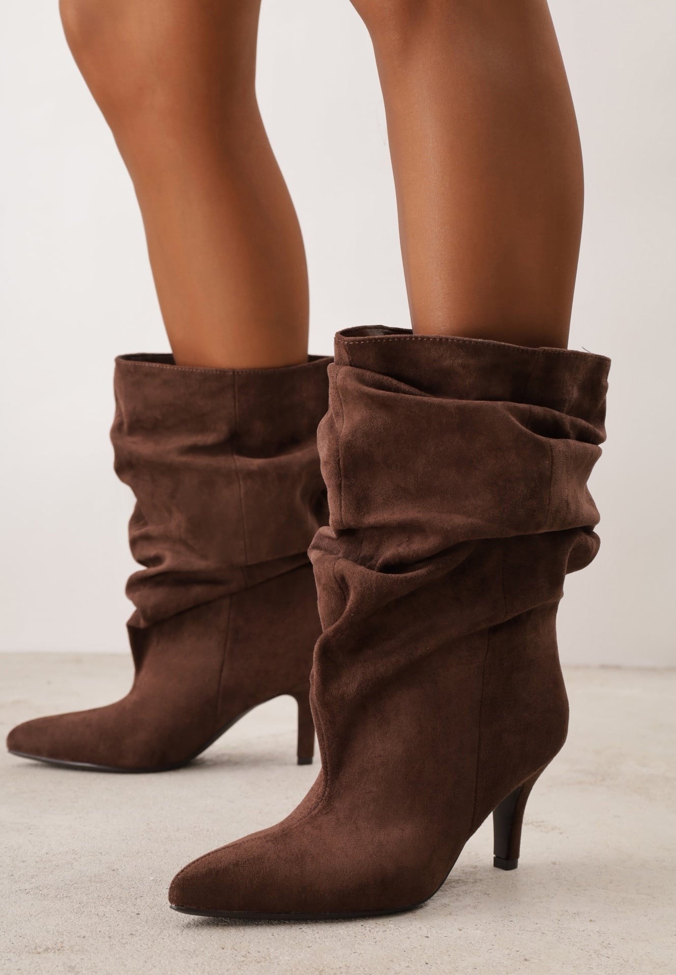 Botine Slouchy plisate, cu textură de piele întoarsă, cu toc Stiletto Ahria Maro
