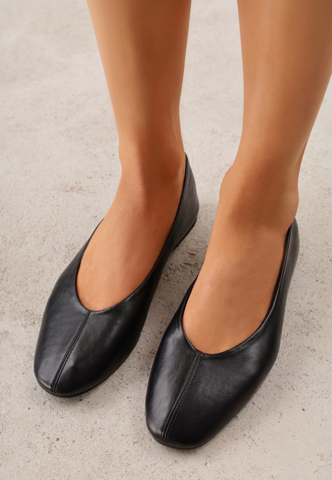 Balerini minimalisti cu finisaj simplu, decorați cu cusătură split-toe Denissta Negri