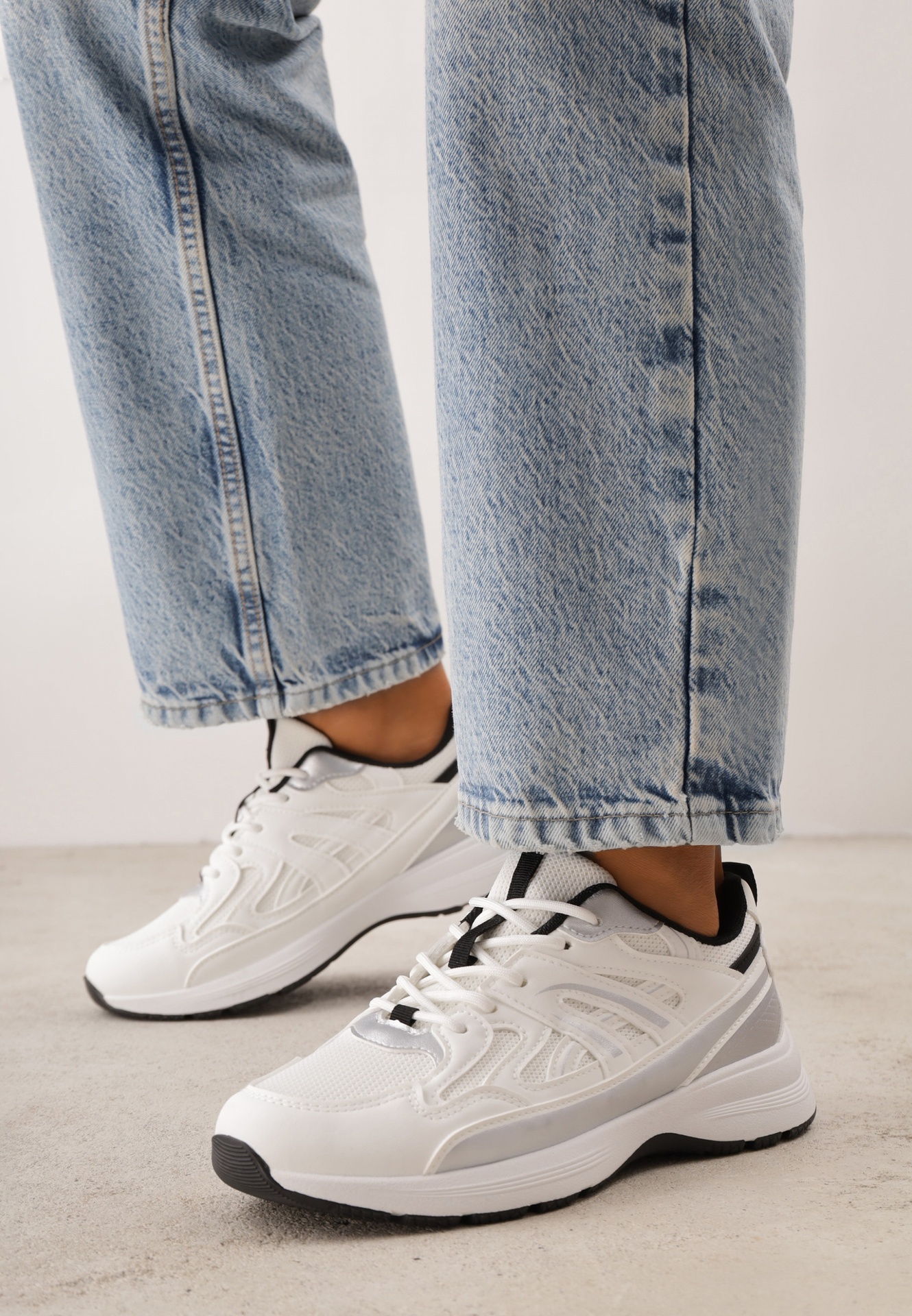 Sneakers Jutta cu partea superioară embosată și decorativă Albi