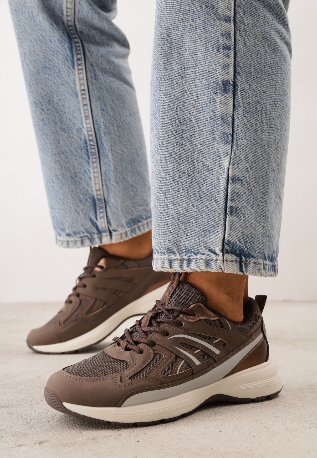 Sneakers Jutta cu partea superioară embosată și decorativă Maro