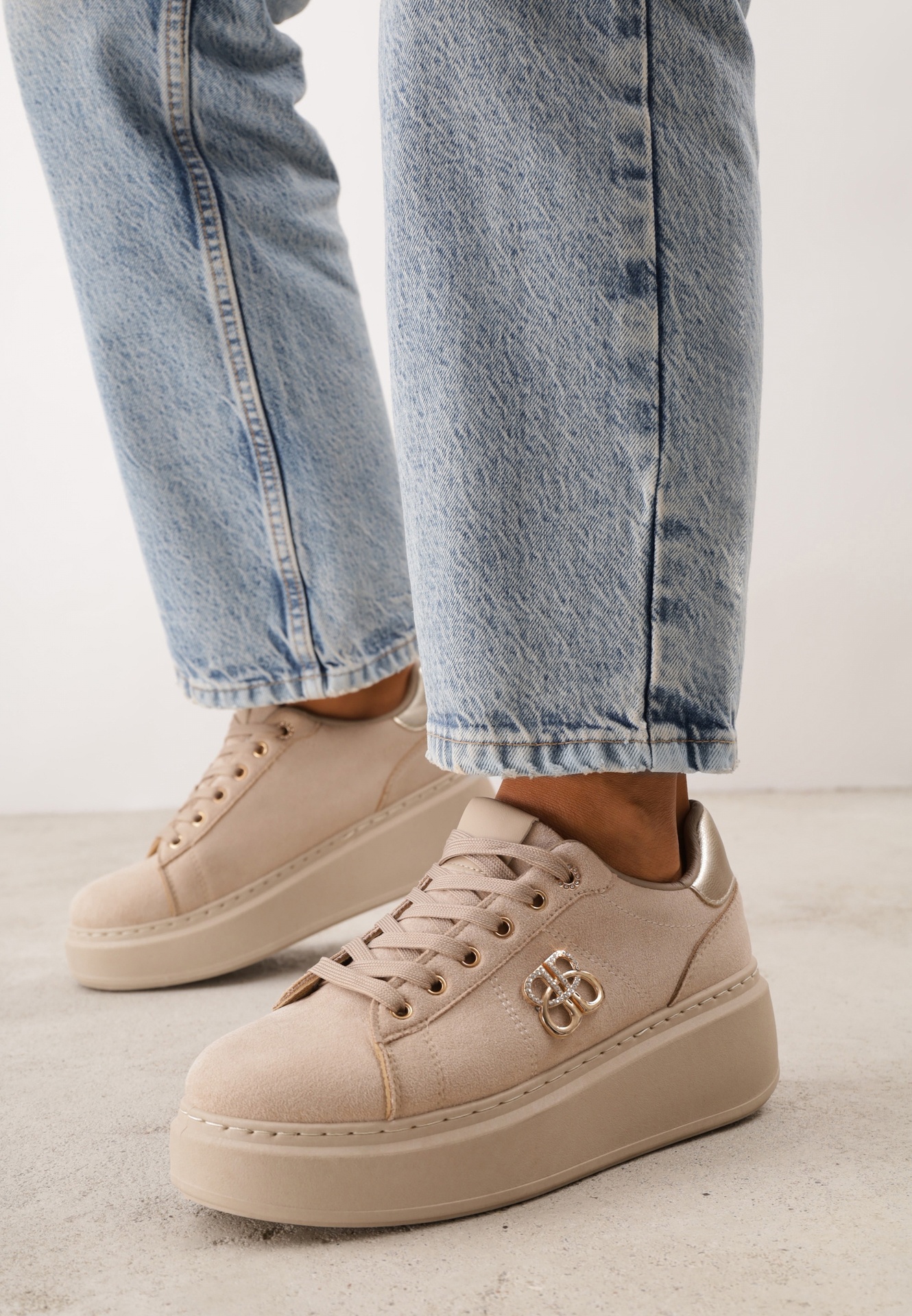 Sneakers cu platformă din imitatie de piele întoarsă cu accente aurii Cambela Bej