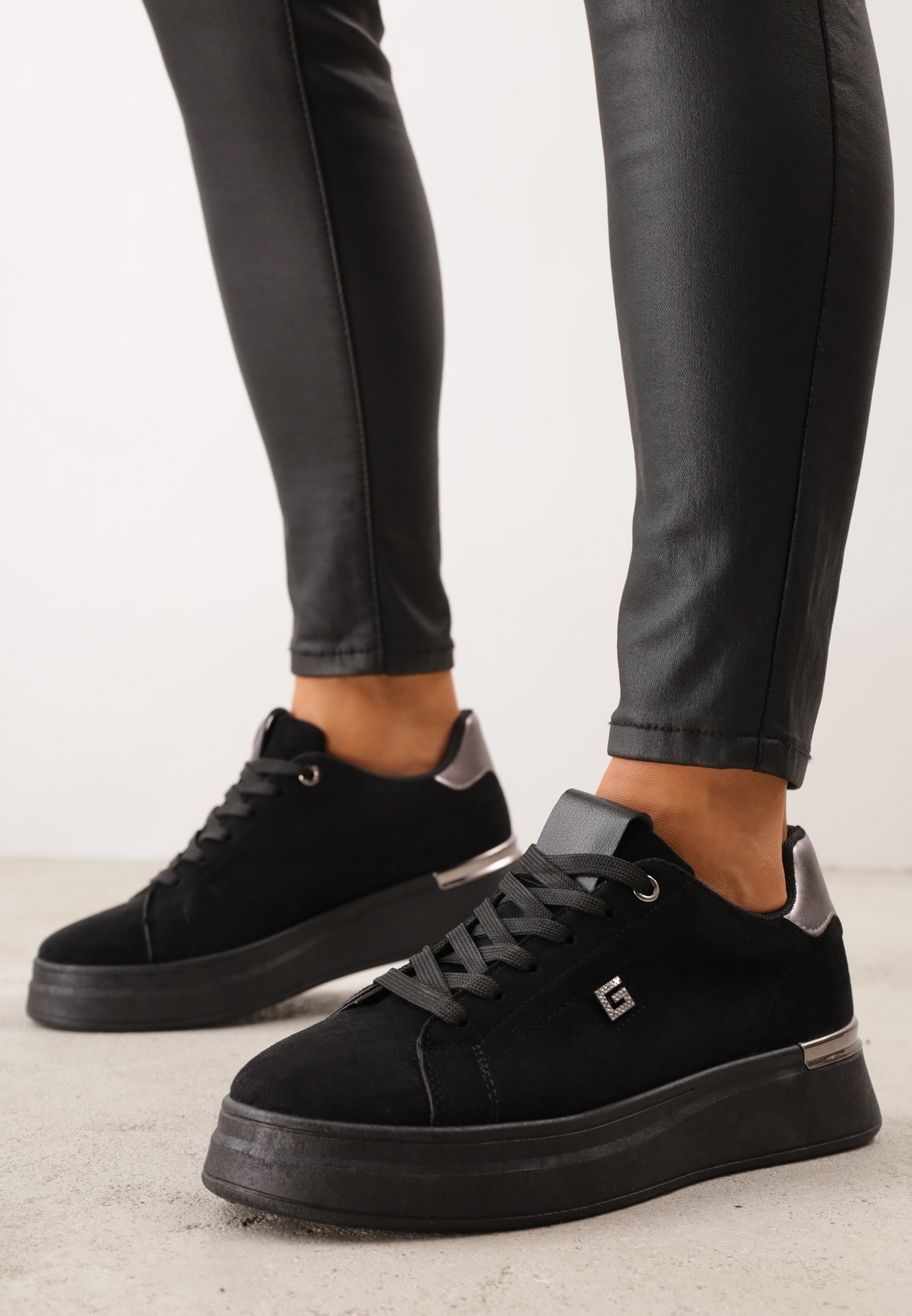 Sneakers pe platformă joasă cu detalii metalice Dailys Negri
