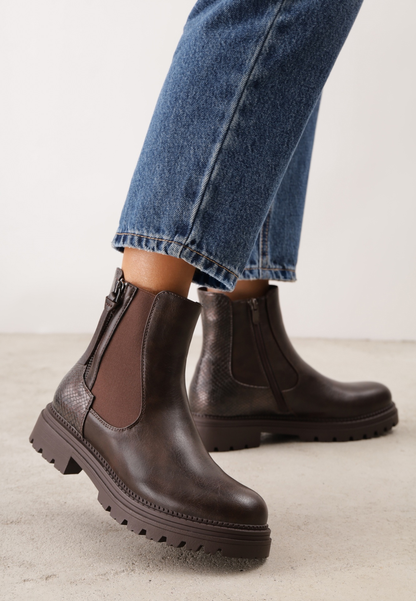 Botine tip Chelsea cu elastic lateral și textură ușor embosată Abania Maro