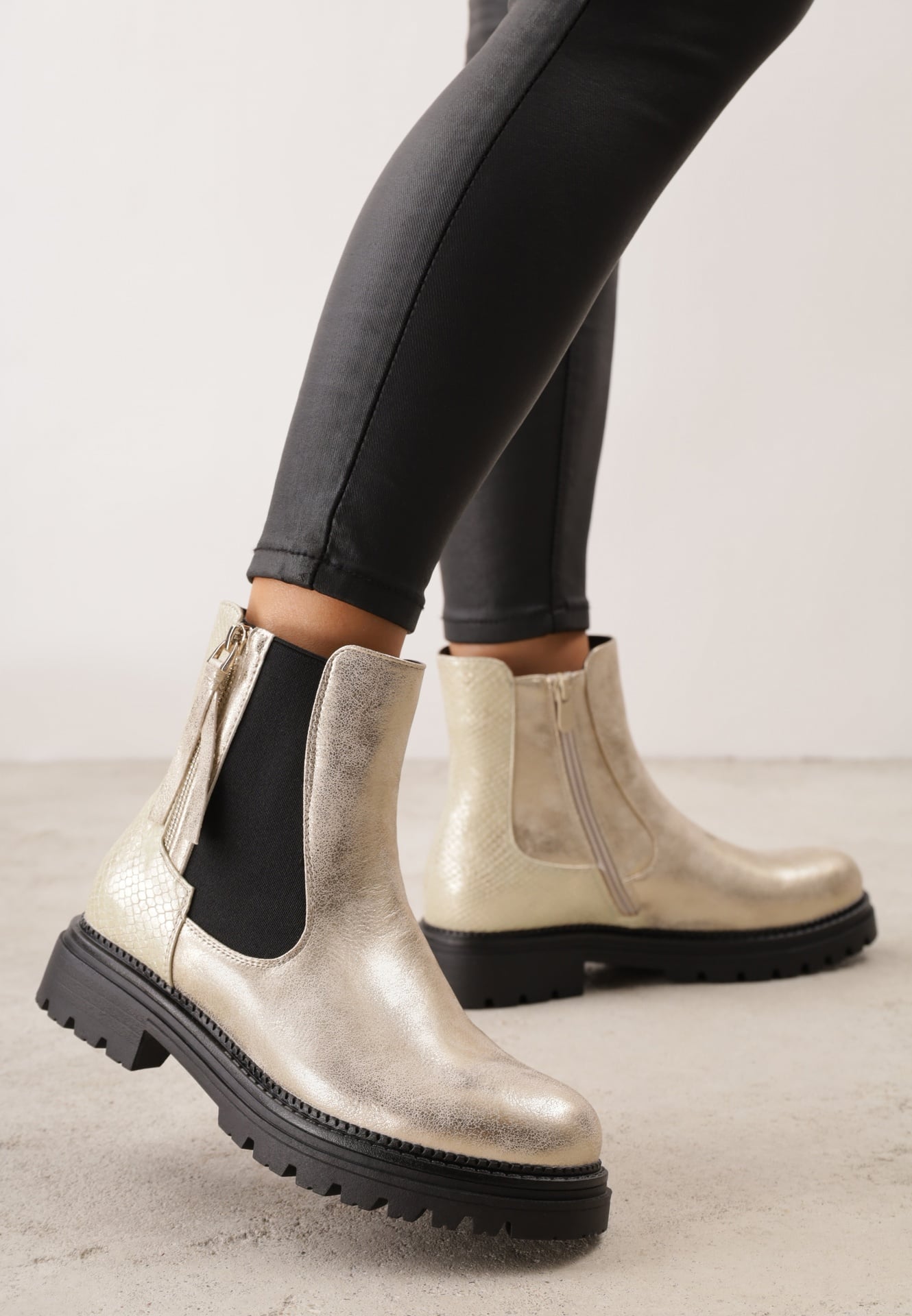 Botine tip Chelsea cu elastic lateral și textură ușor embosată Abania Aurii