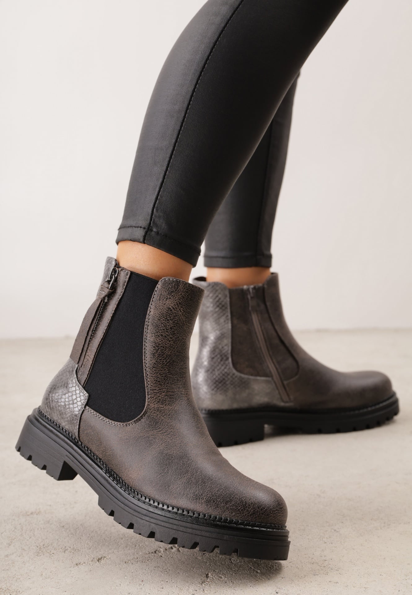 Botine tip Chelsea cu elastic lateral și textură ușor embosată Abania Gri