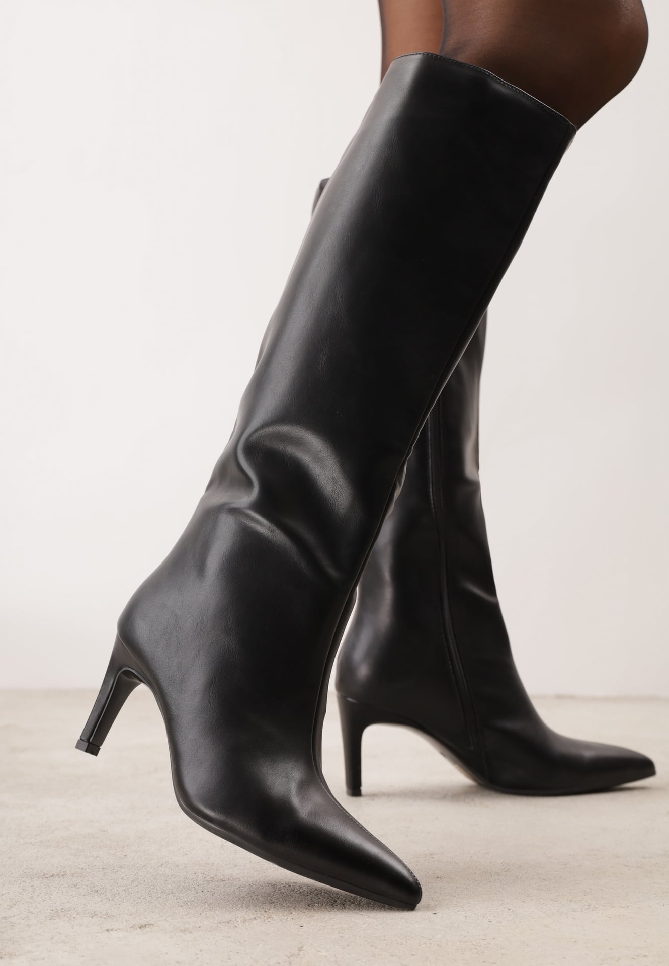 Cizme minimaliste cu toc stiletto și vârf ascuțit Niola Negre