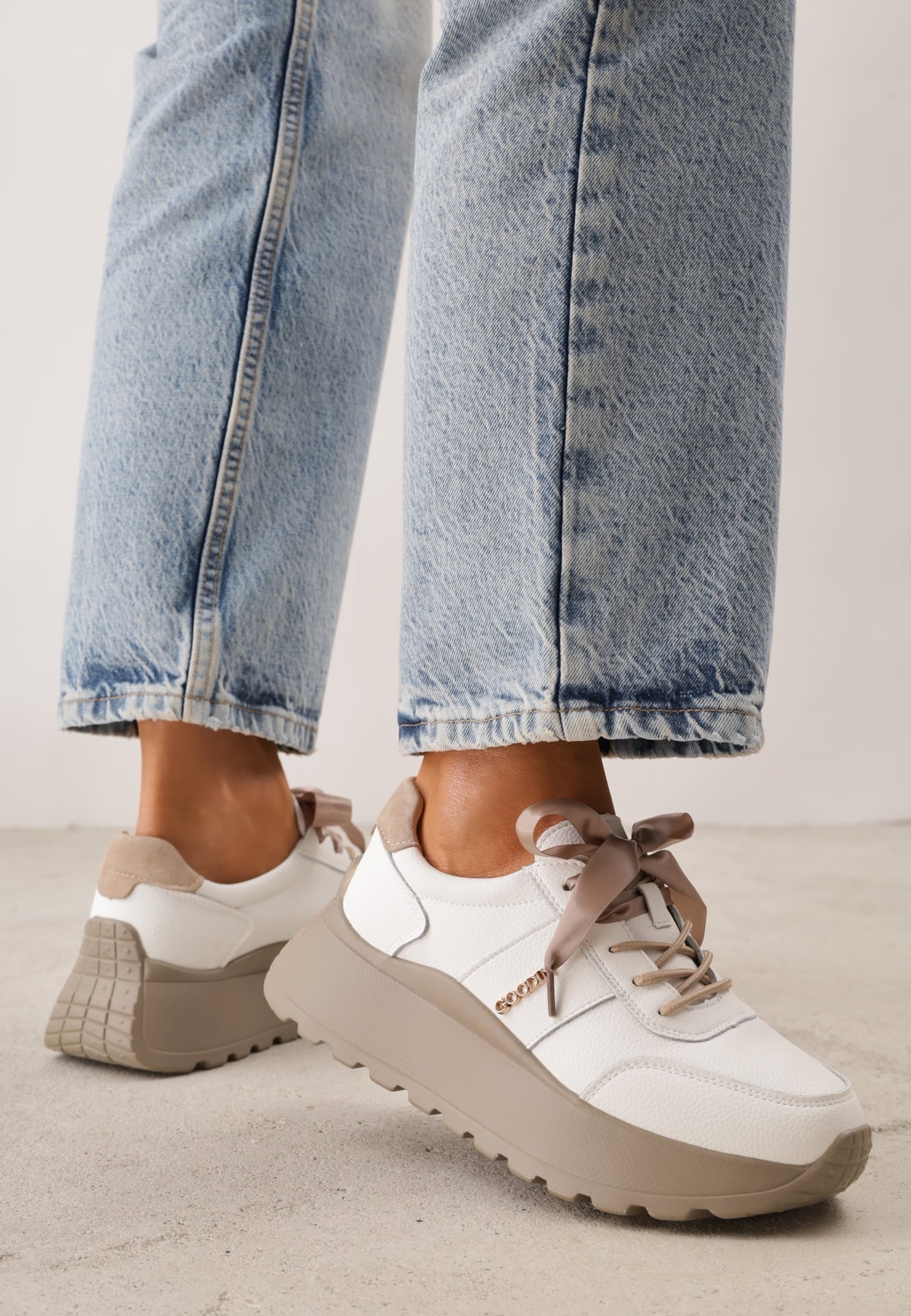 Sneakers din piele cu două perechi de șireturi pe platformă Crocefissa Albi