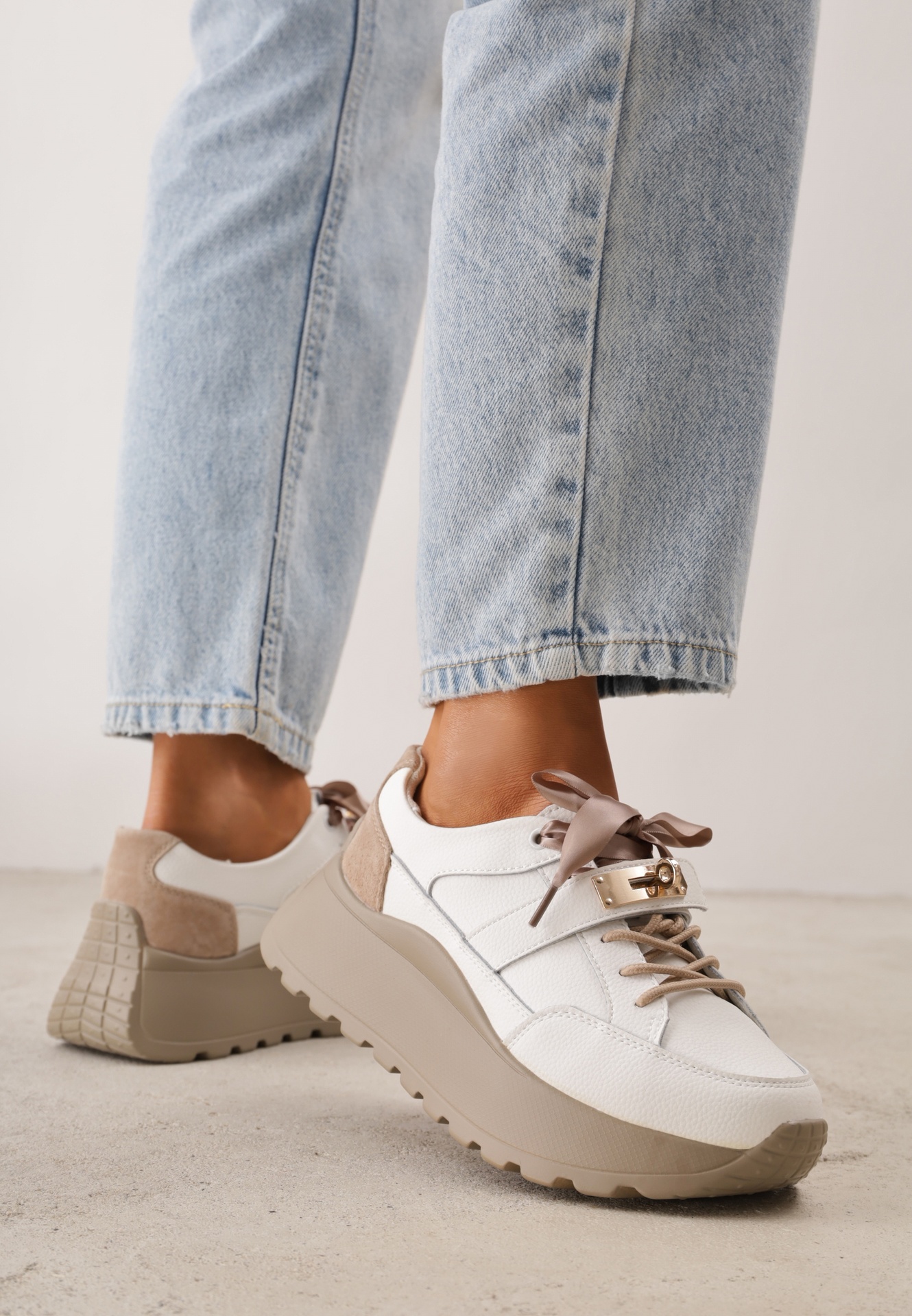 Sneakers din piele naturală, decorați cu închidere metalică și fundă din panglică Citlala Albi